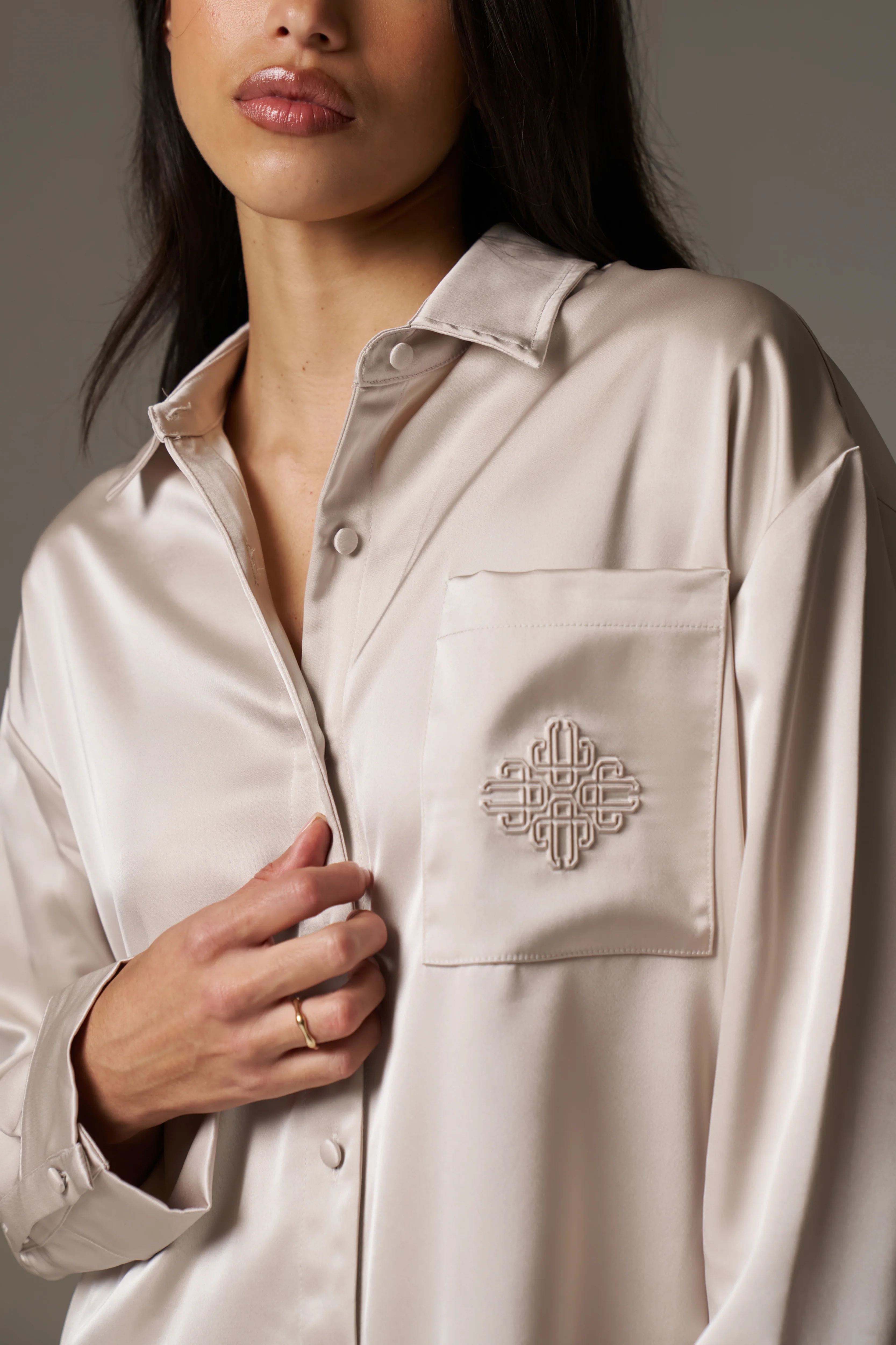 SATIN EMBLEM SHIRT - BEIGE - Image 5