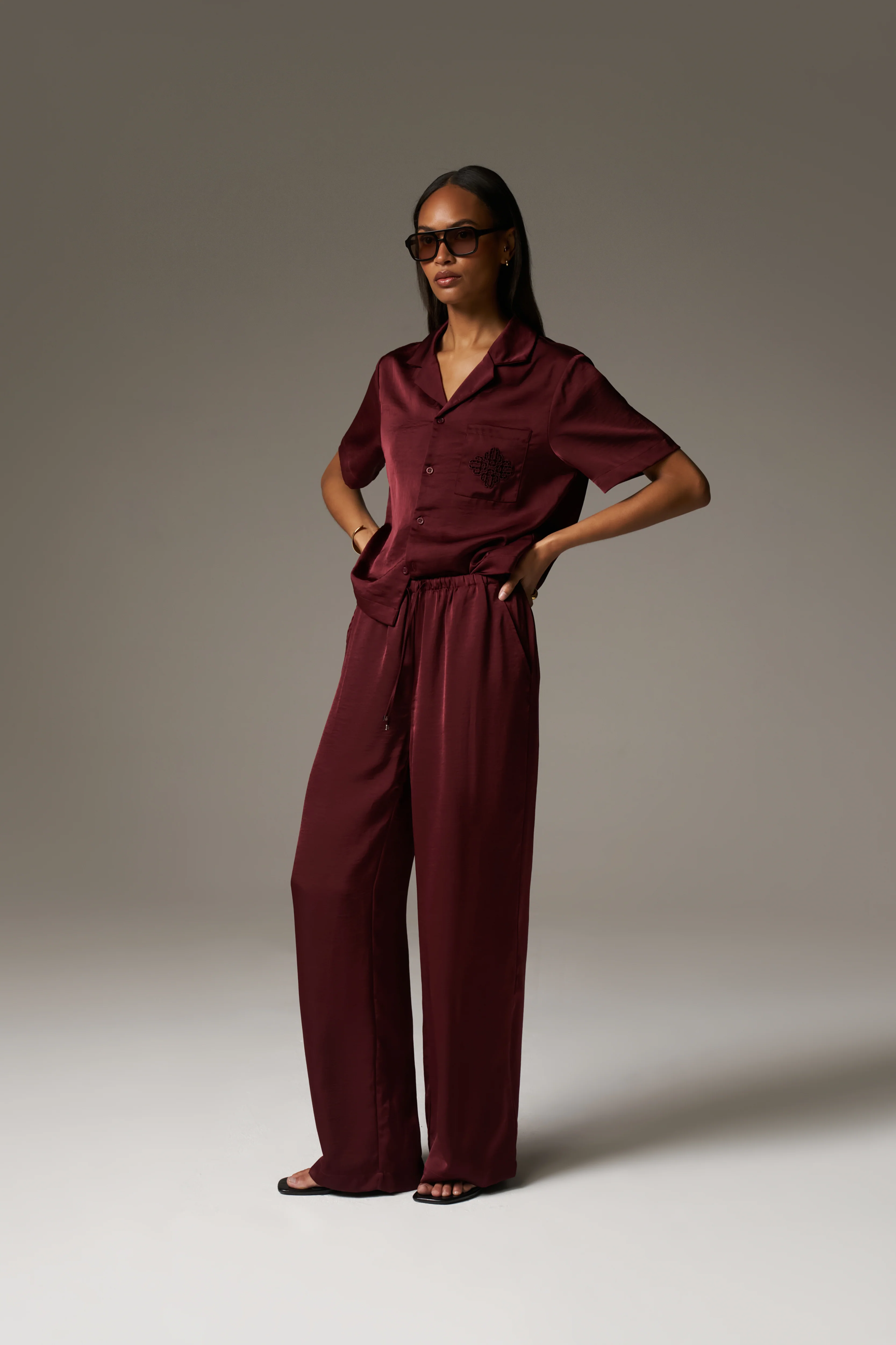 SATIN SHORT SLEEVE EMBLEM SHIRT - BURGUNDY - Image 10