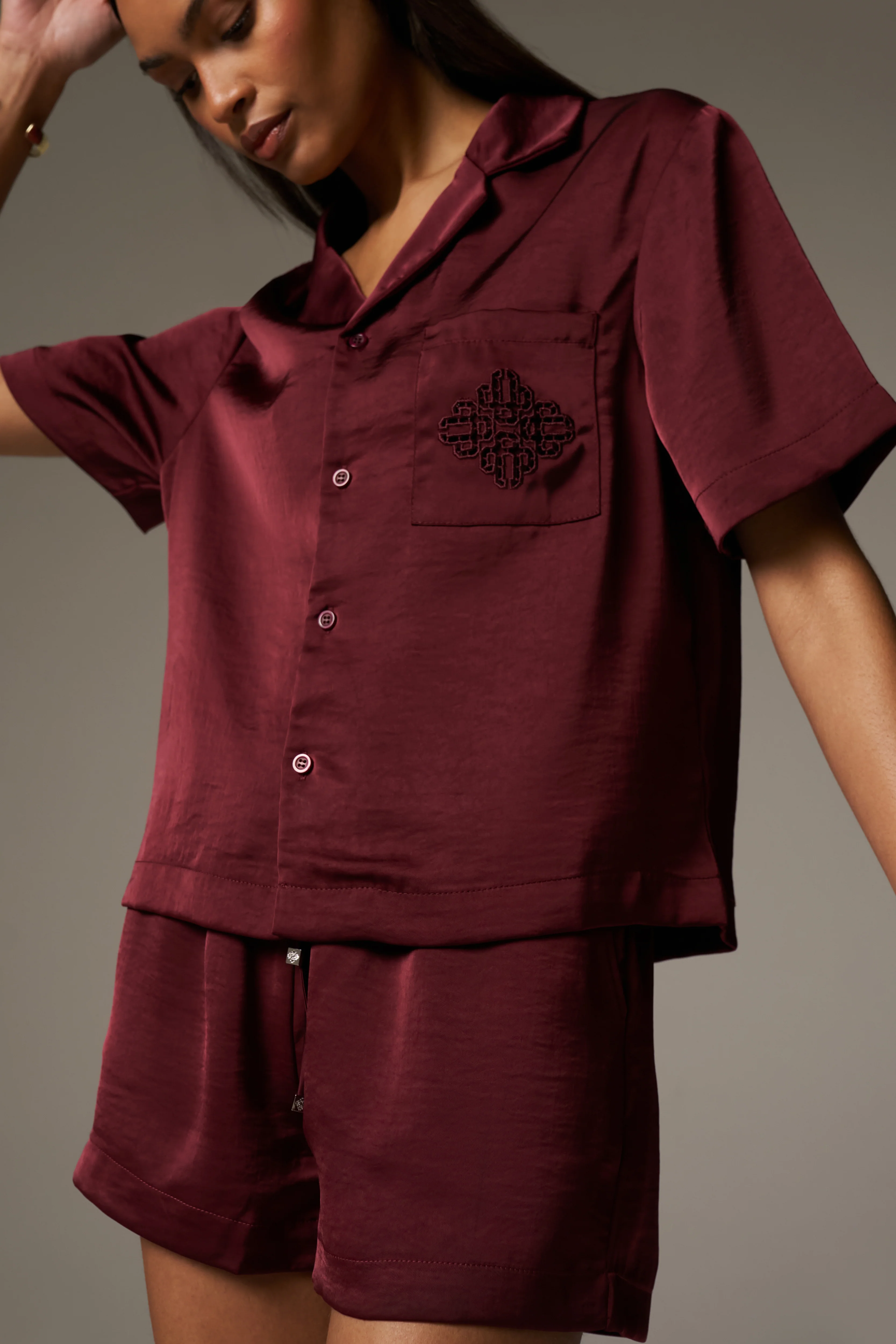 SATIN SHORT SLEEVE EMBLEM SHIRT - BURGUNDY - Image 4