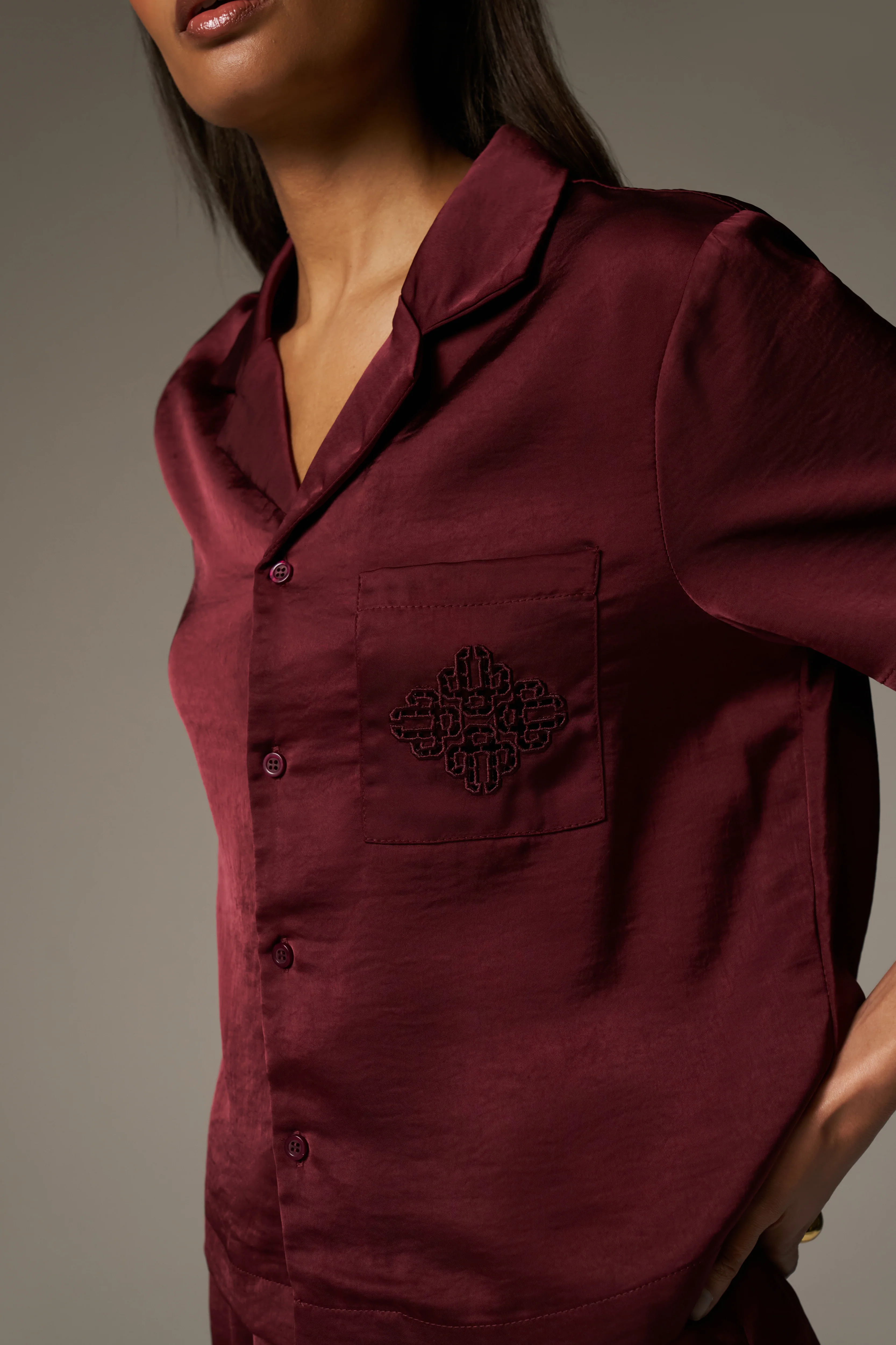 SATIN SHORT SLEEVE EMBLEM SHIRT - BURGUNDY - Image 5