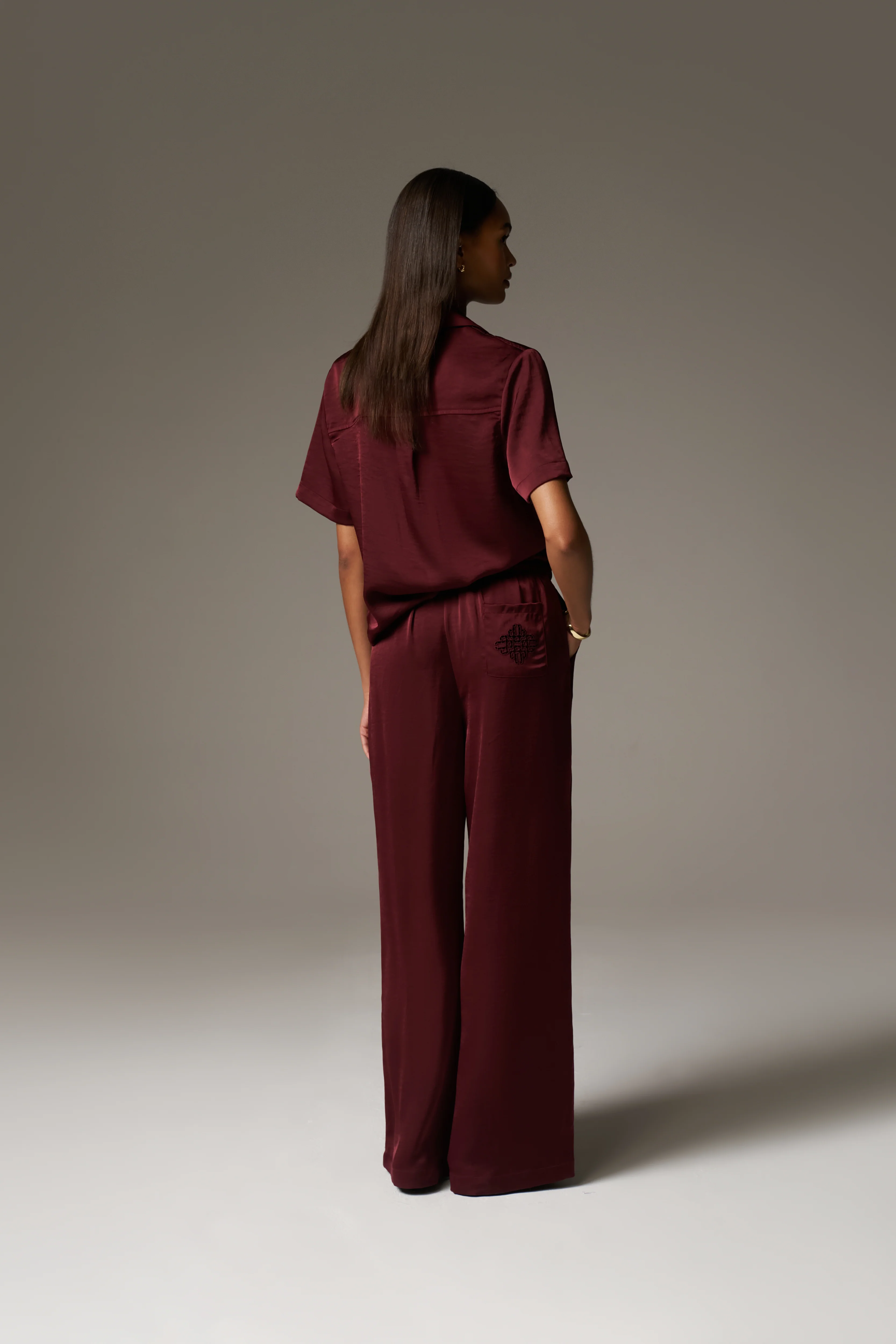 SATIN SHORT SLEEVE EMBLEM SHIRT - BURGUNDY - Image 7