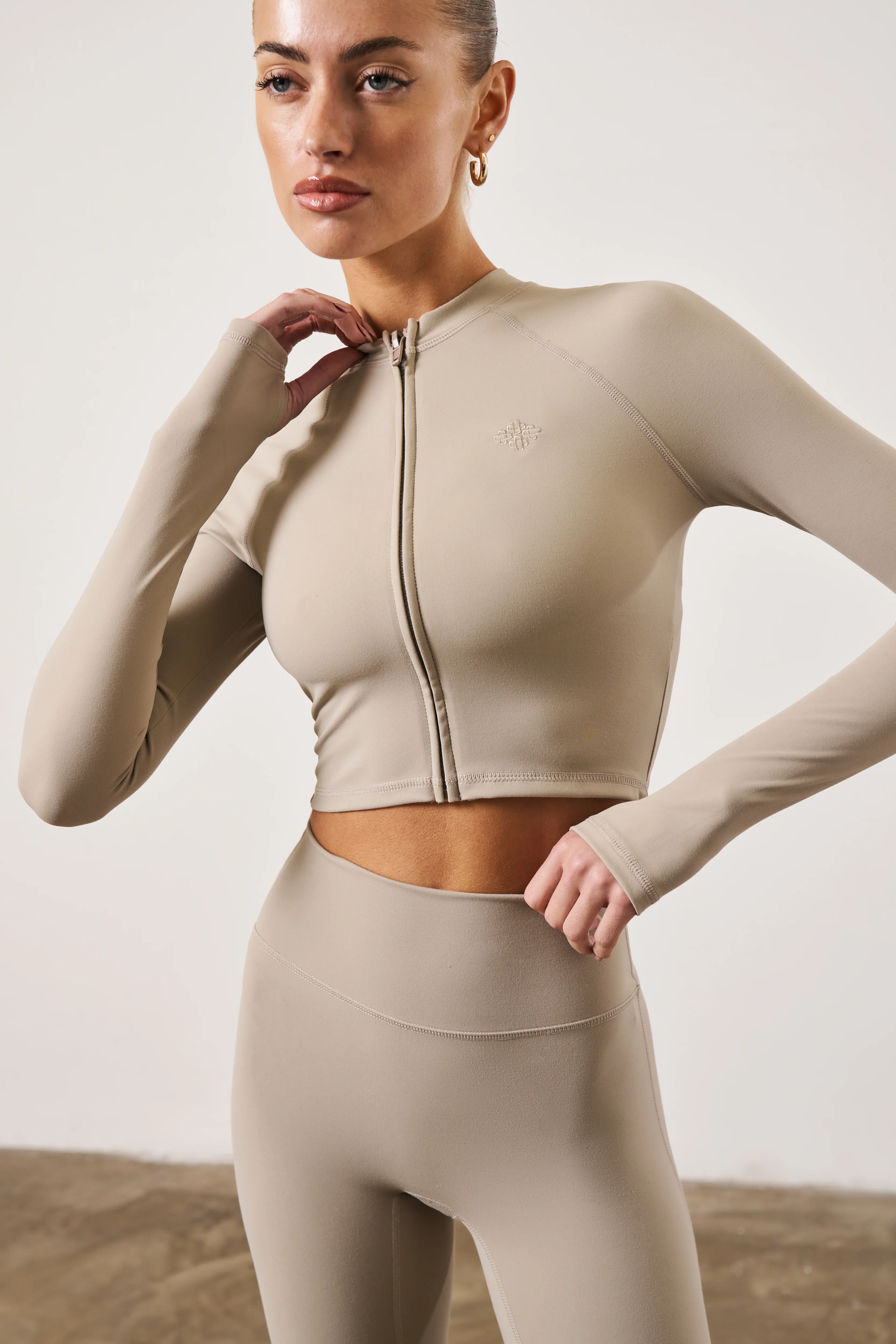 SCULPTING EMBLEM ZIP THROUGH TOP - BEIGE - Image 5