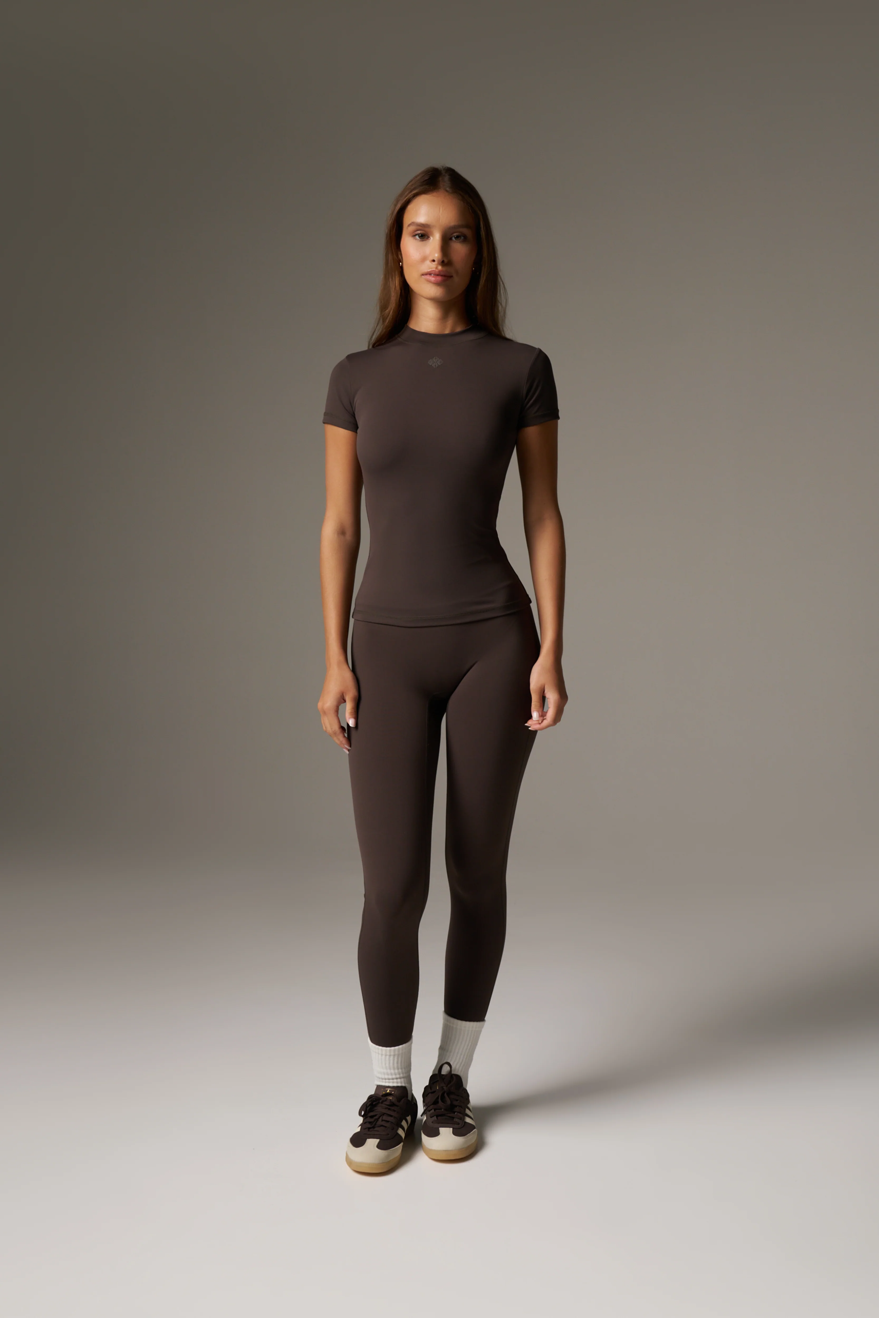 SCULPTING STRETCH EMBLEM BABY TEE - CHOCOLATE - Image 3