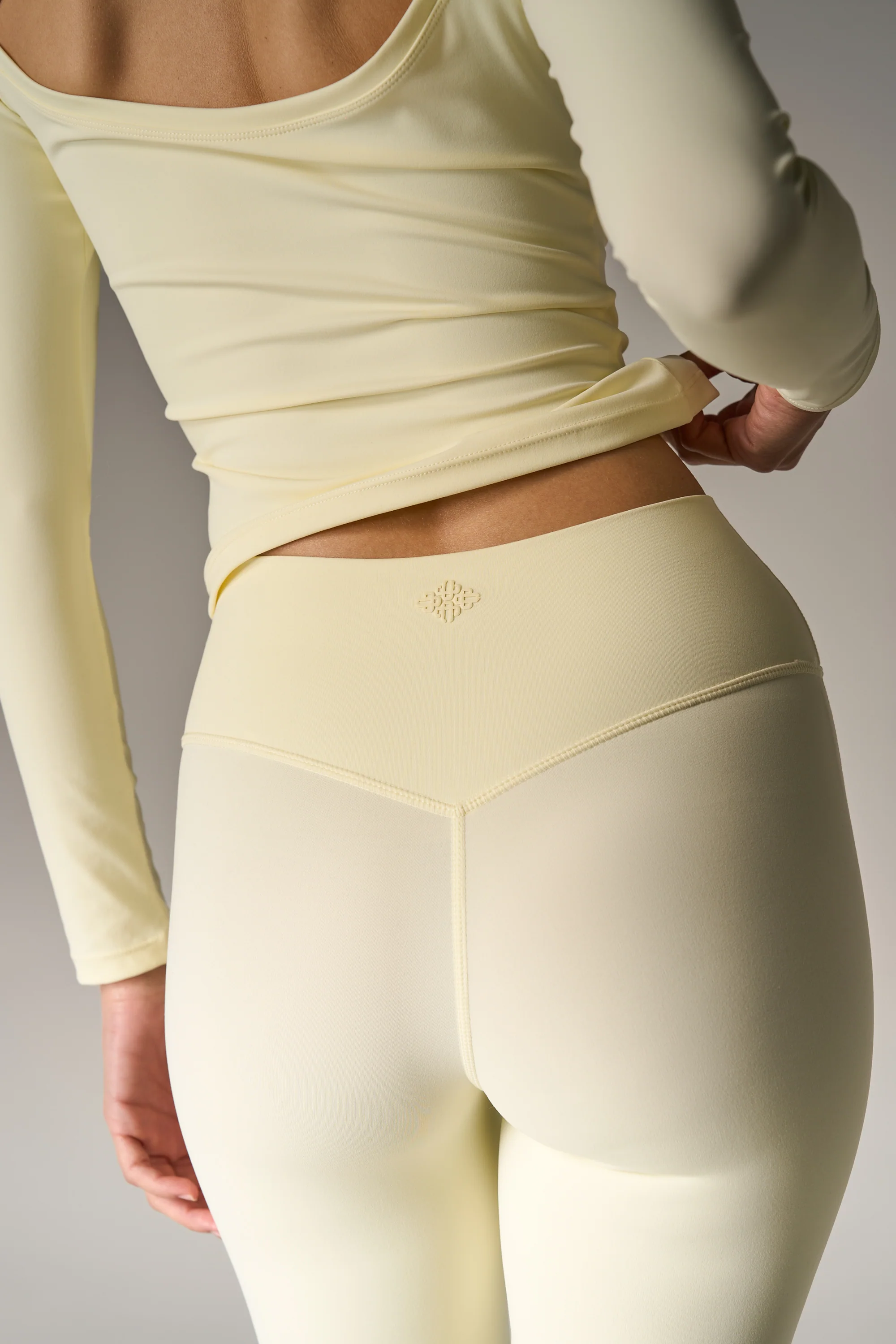 SCULPTING STRETCH EMBLEM LEGGINGS - YELLOW - Image 4