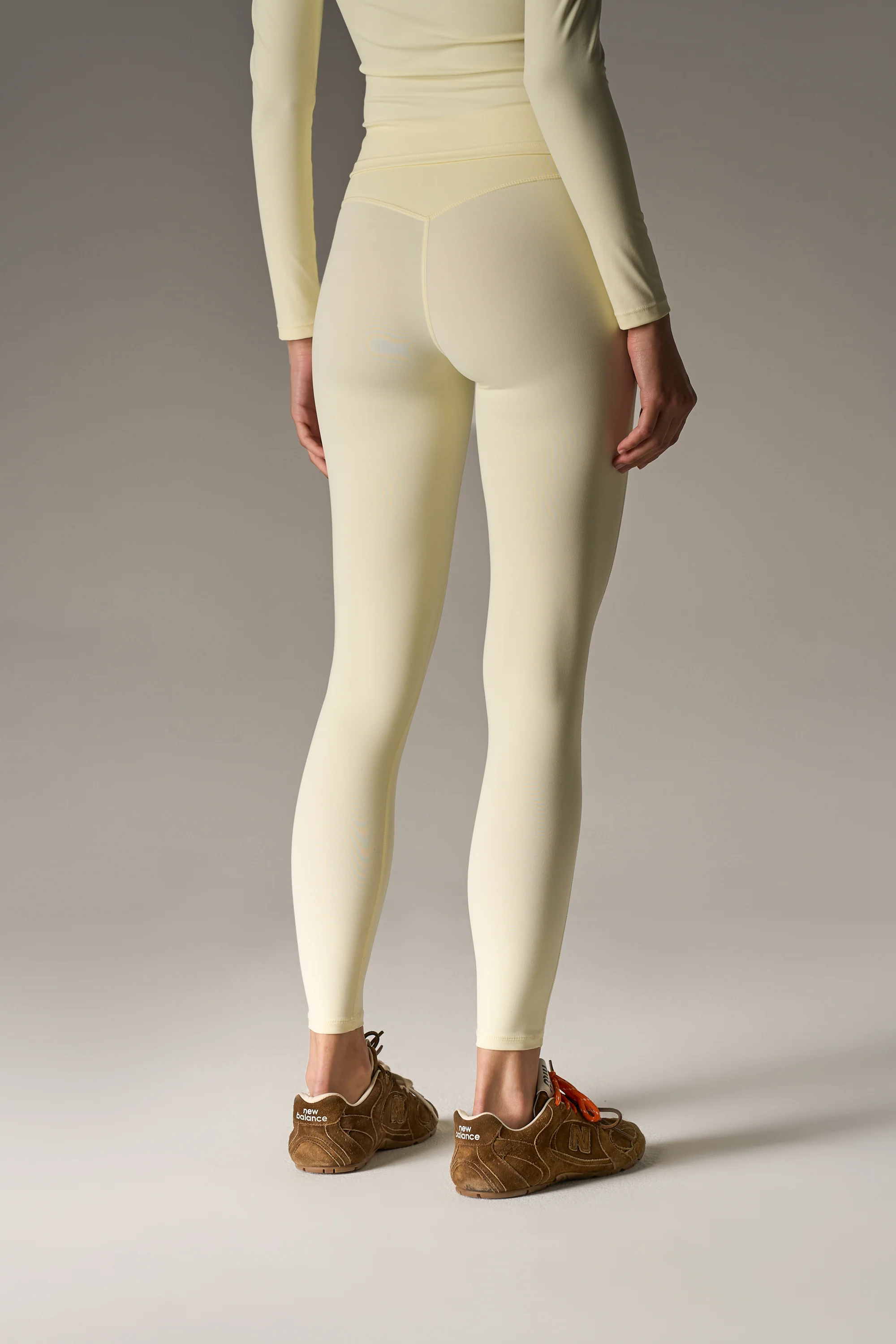 SCULPTING STRETCH EMBLEM LEGGINGS - YELLOW - Image 5