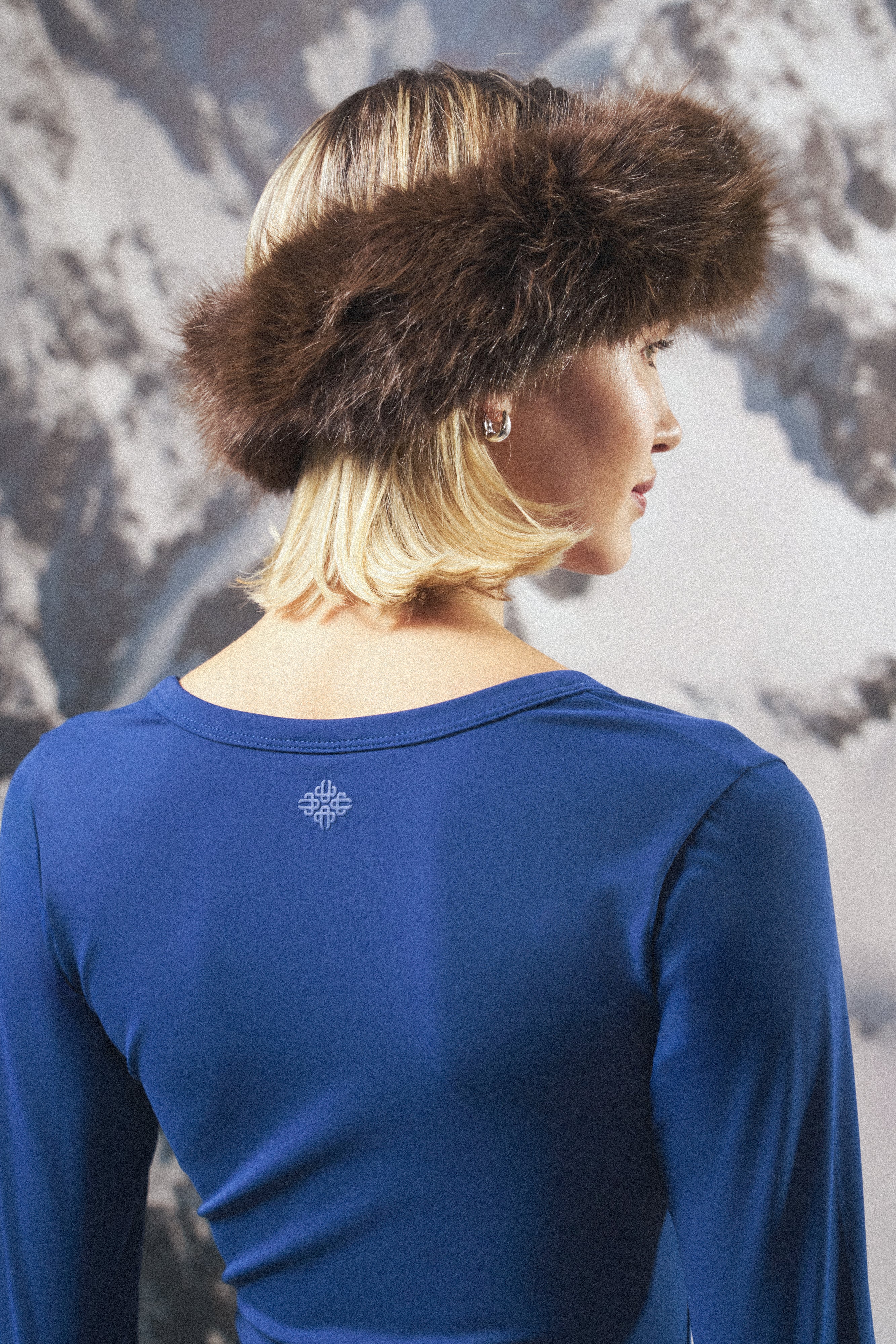 SCULPTING STRETCH SCOOP NECK LONG SLEEVE TOP - BLUE - Image 6