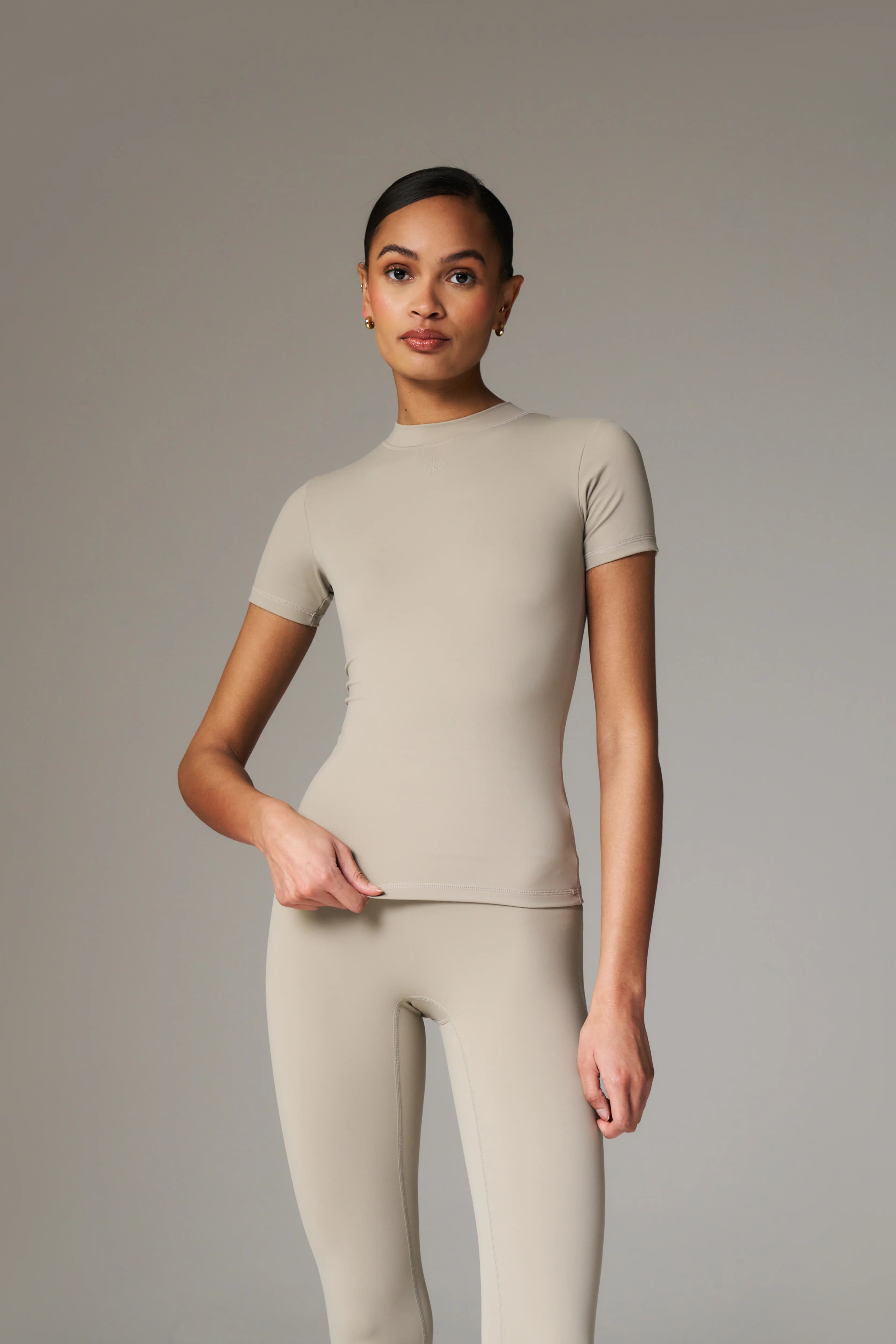 SCULPTING STRETCH EMBLEM BABY TEE - BEIGE - Image 2