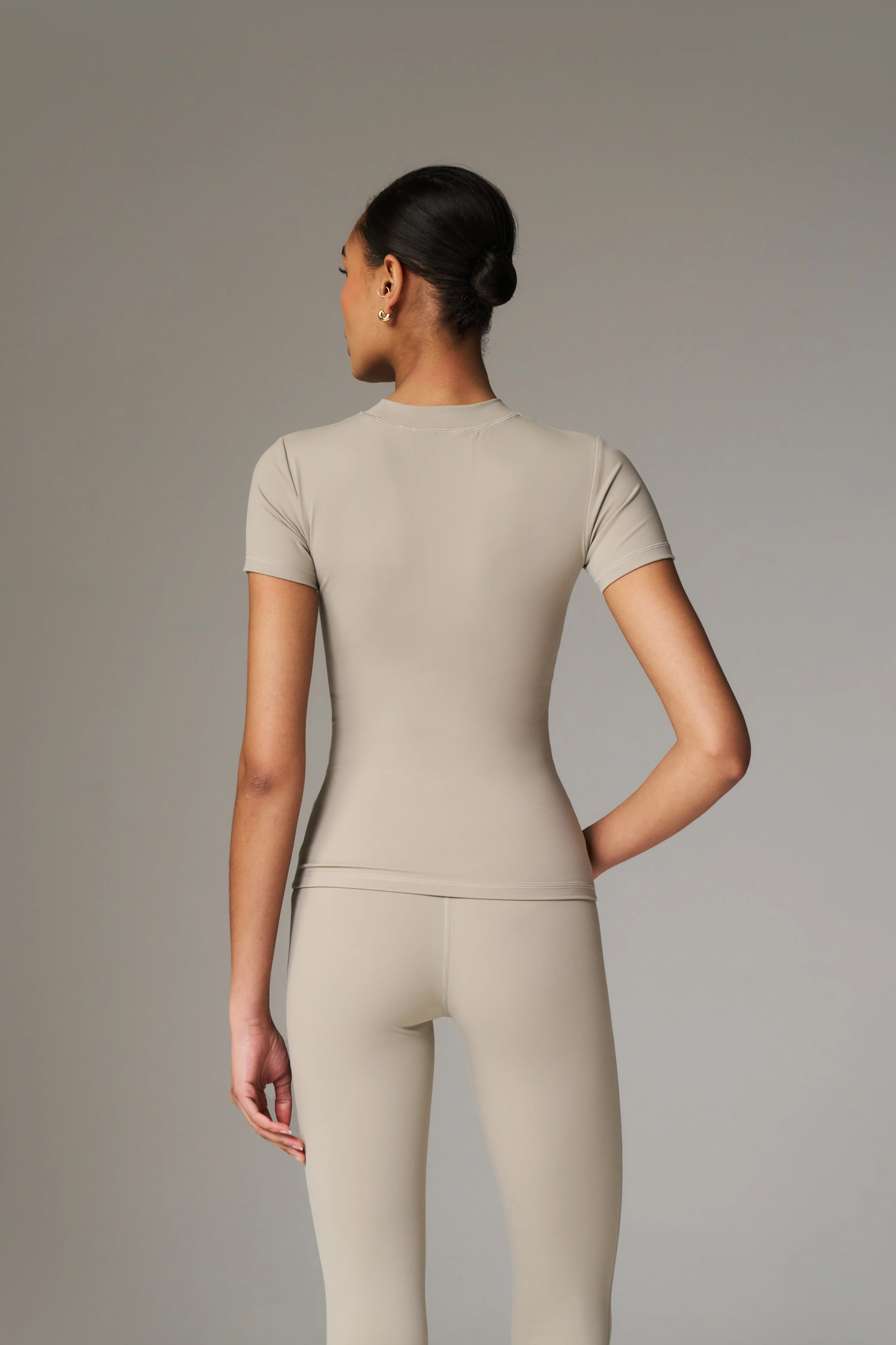 SCULPTING STRETCH EMBLEM BABY TEE - BEIGE - Image 4