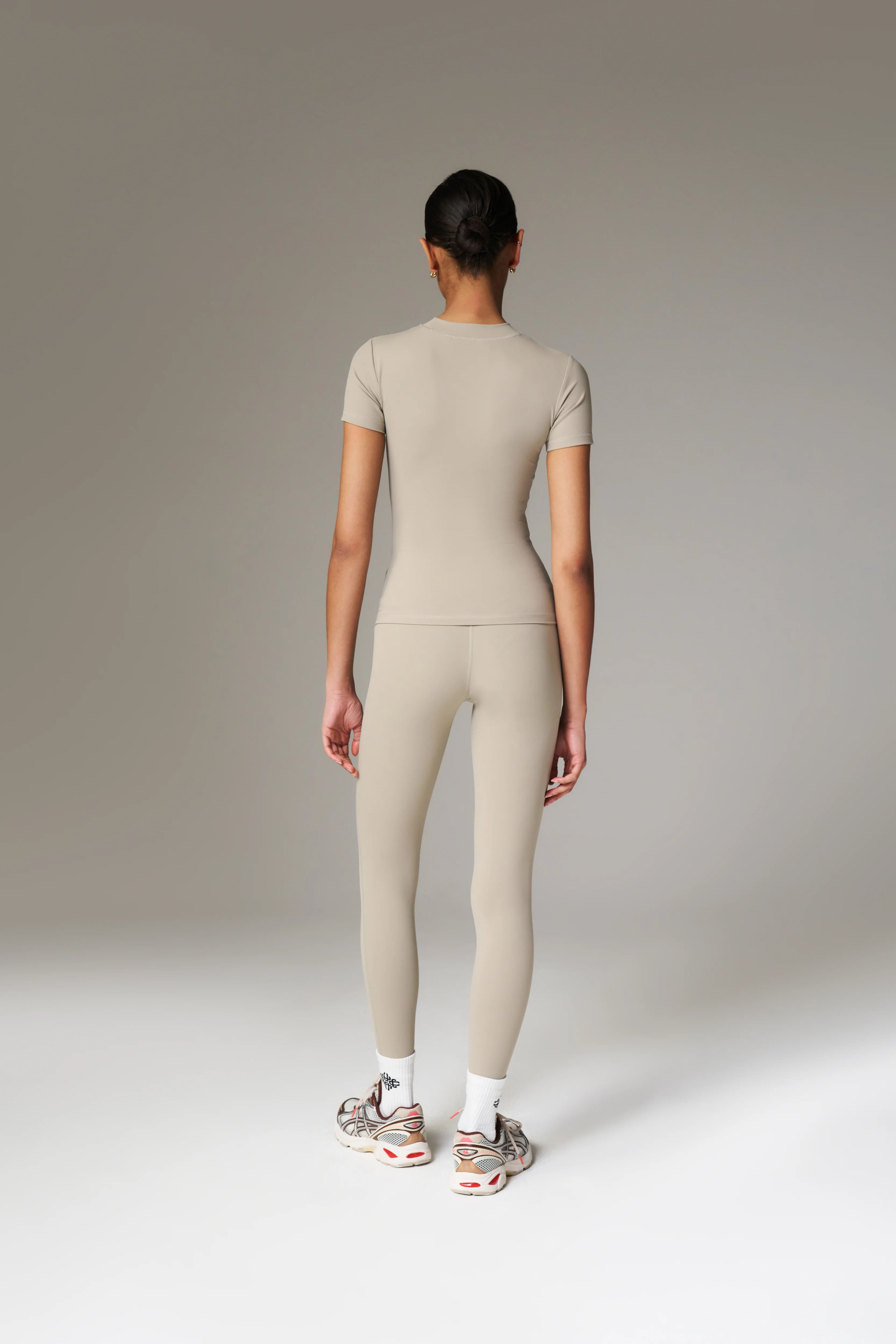 SCULPTING STRETCH EMBLEM BABY TEE - BEIGE - Image 5