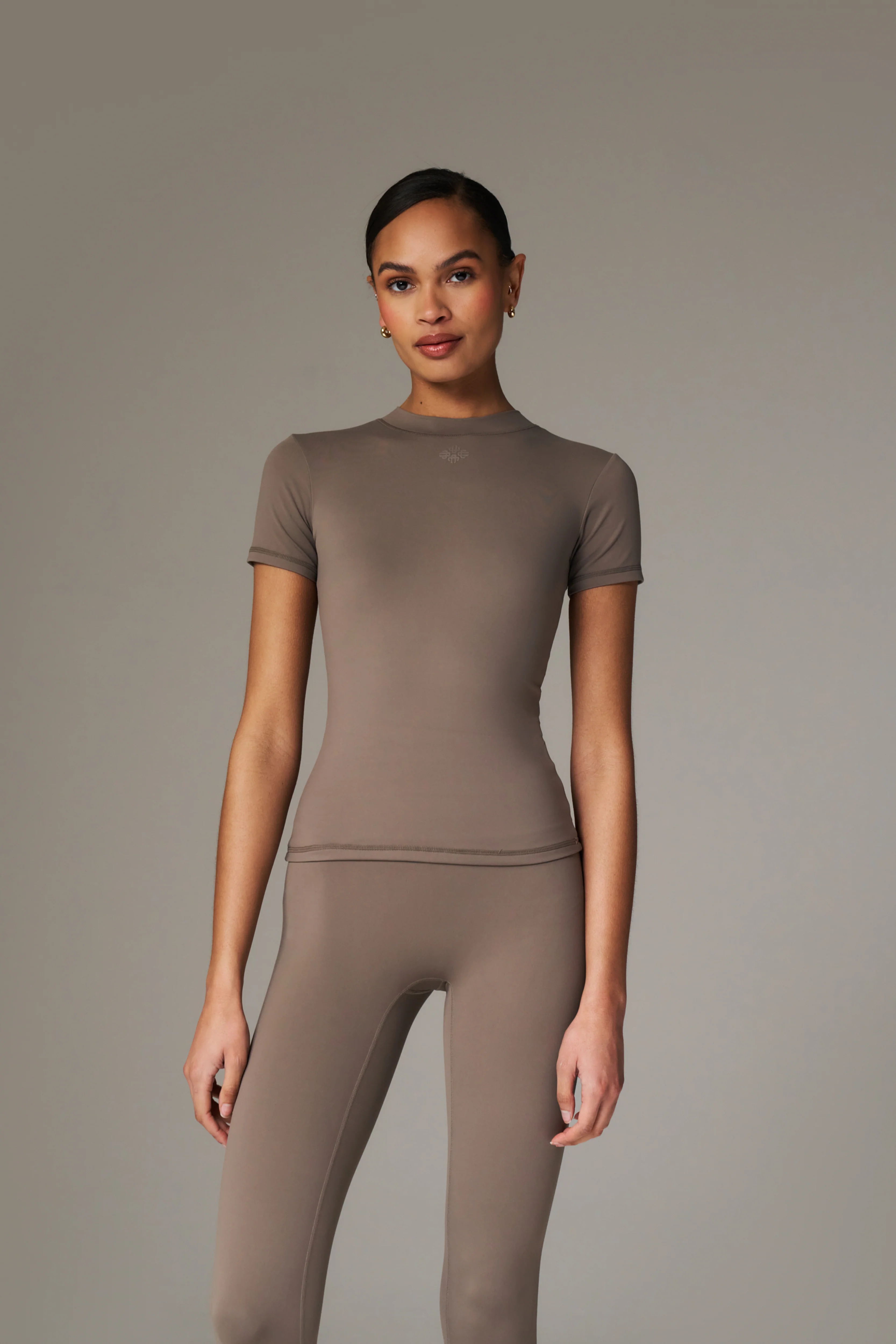SCULPTING STRETCH EMBLEM BABY TEE - COCOA - Image 2