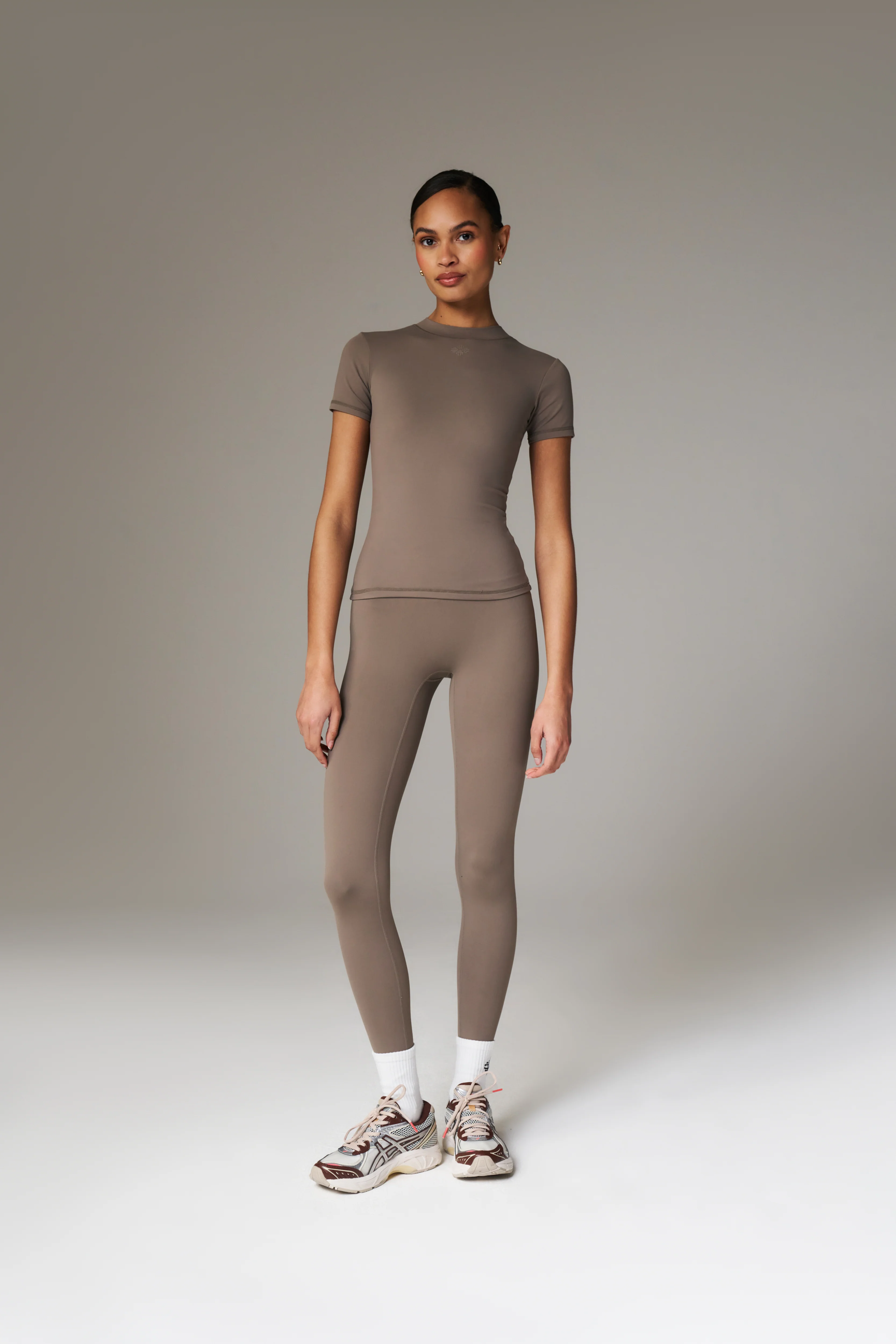 SCULPTING STRETCH EMBLEM BABY TEE - COCOA - Image 3