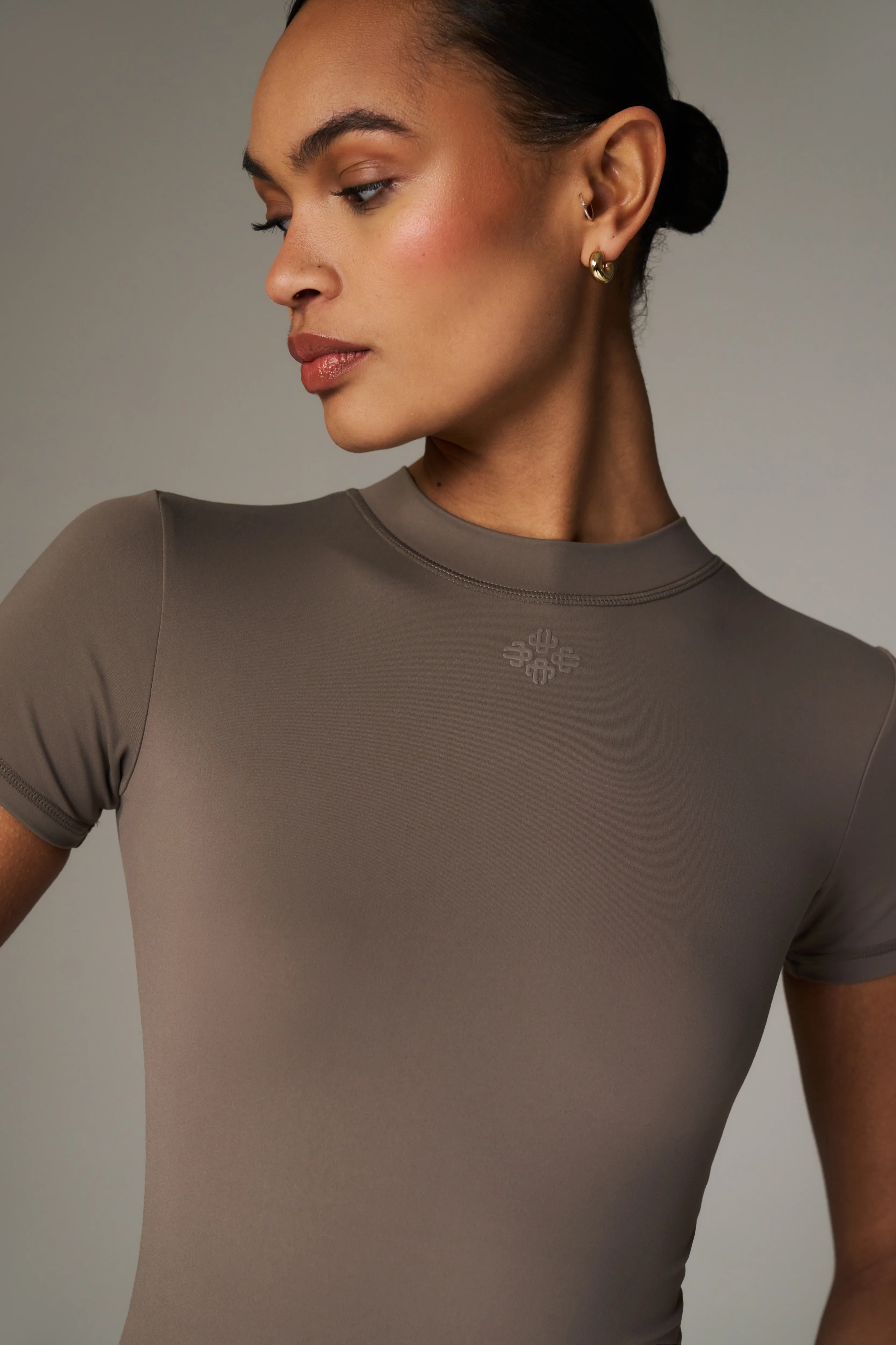 SCULPTING STRETCH EMBLEM BABY TEE - COCOA - Image 4