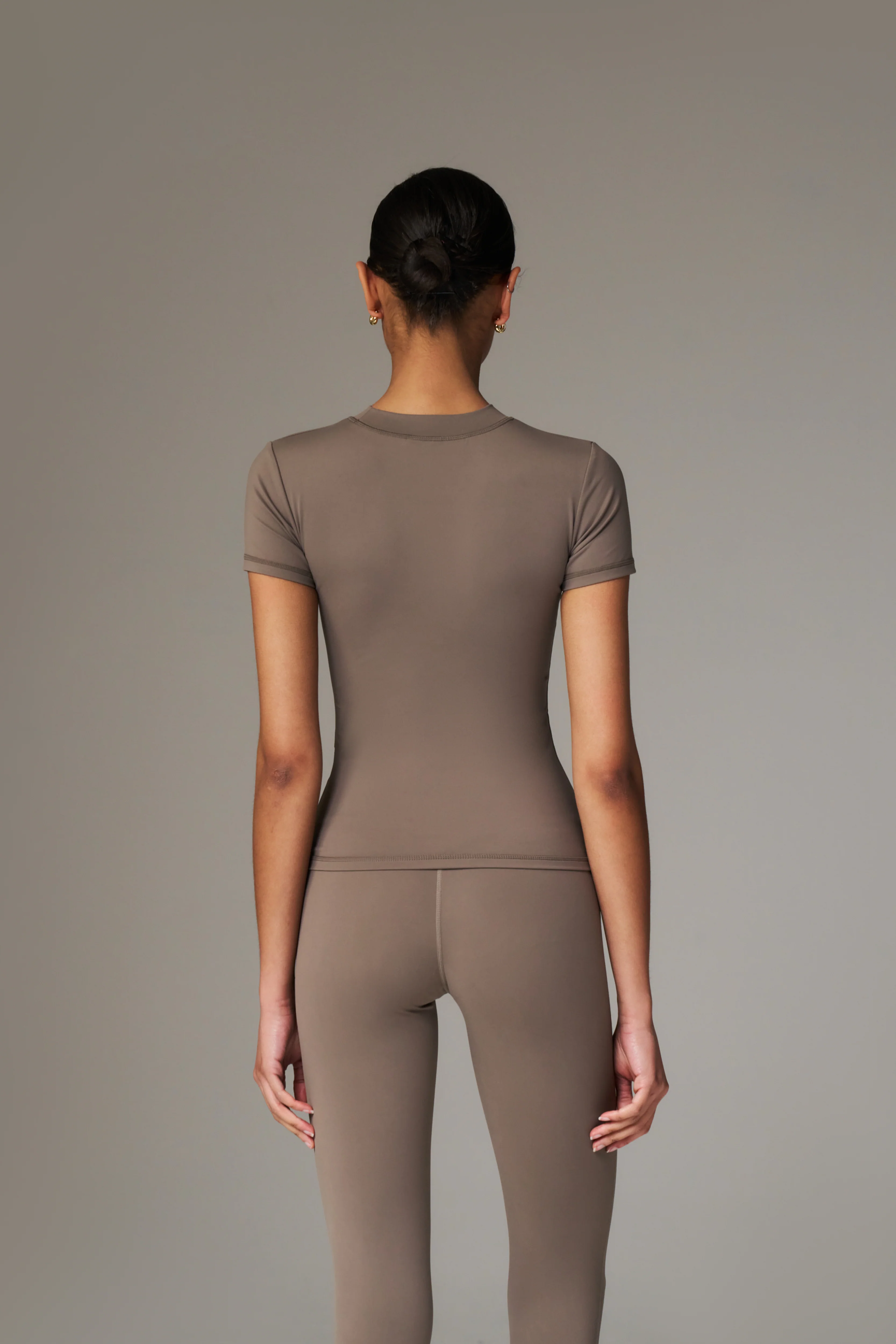 SCULPTING STRETCH EMBLEM BABY TEE - COCOA - Image 5