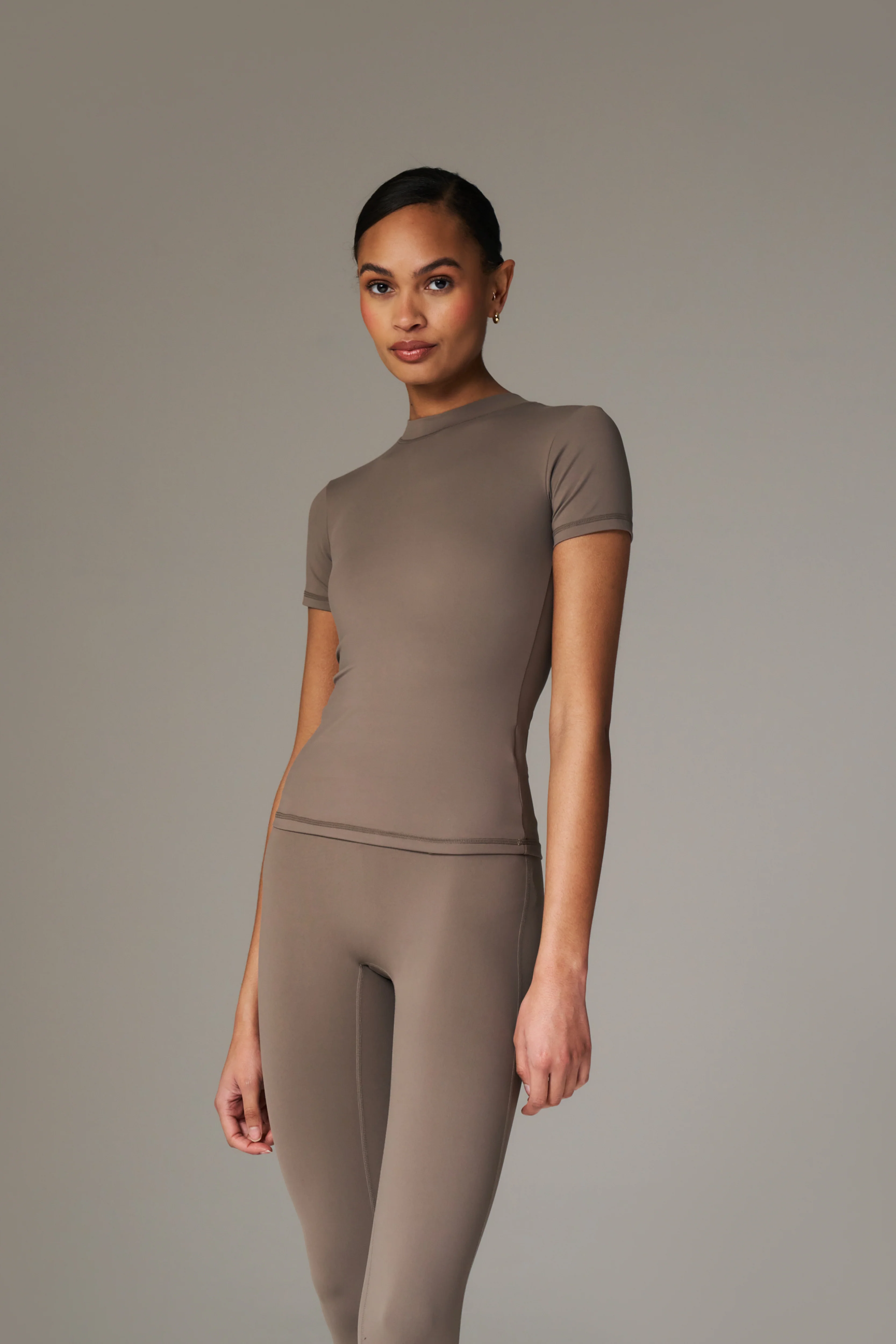 SCULPTING STRETCH EMBLEM BABY TEE - COCOA - Image 6