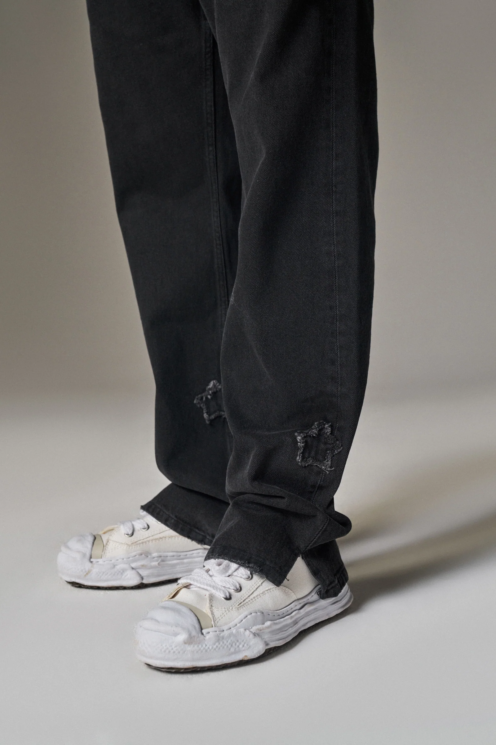 STAR APPLIQUE DENIM JEANS - WASHED BLACK - Image 7