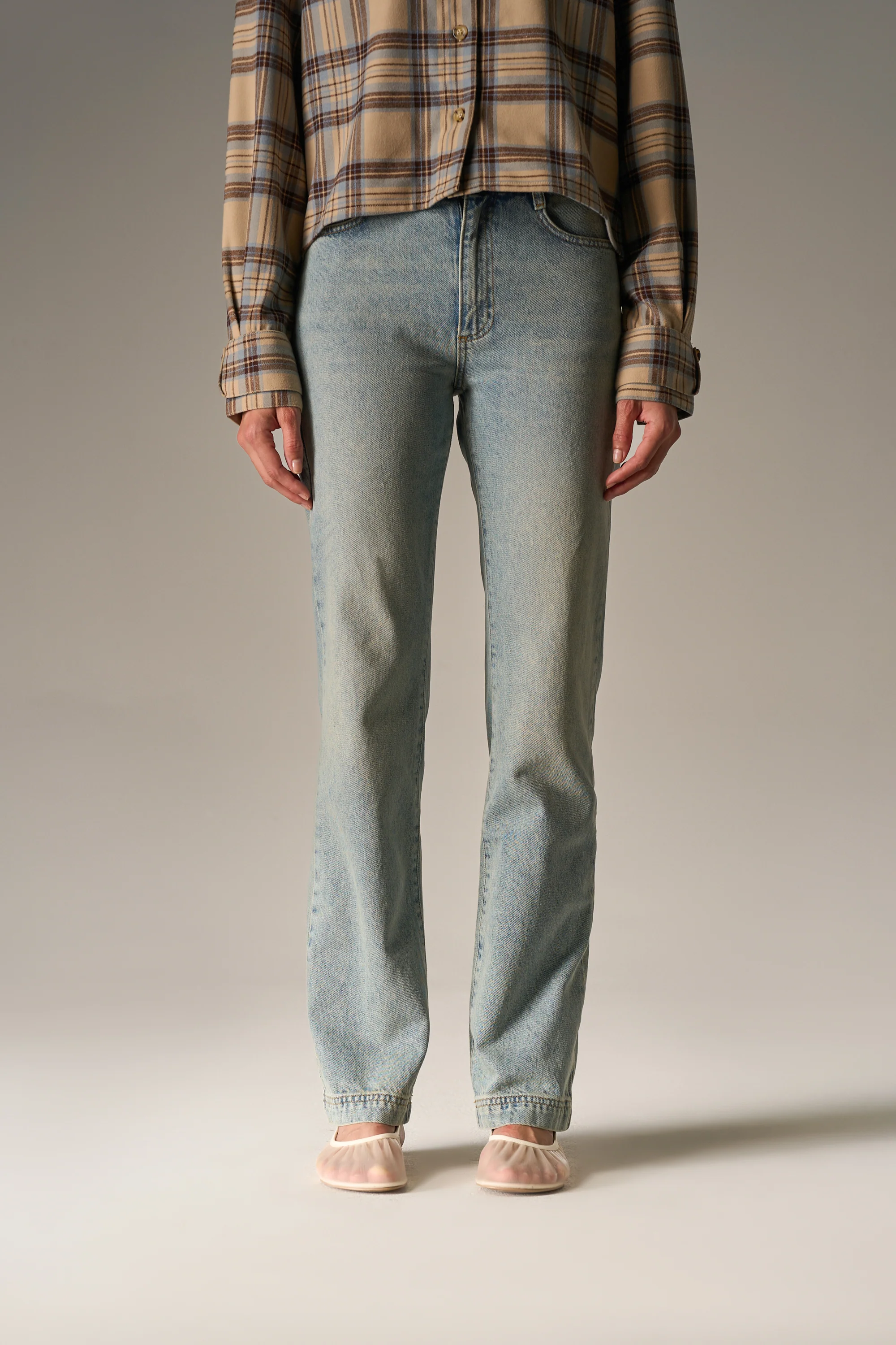 STRAIGHT LEG VINTAGE WASH JEANS - MID BLUE WASH - Image 5