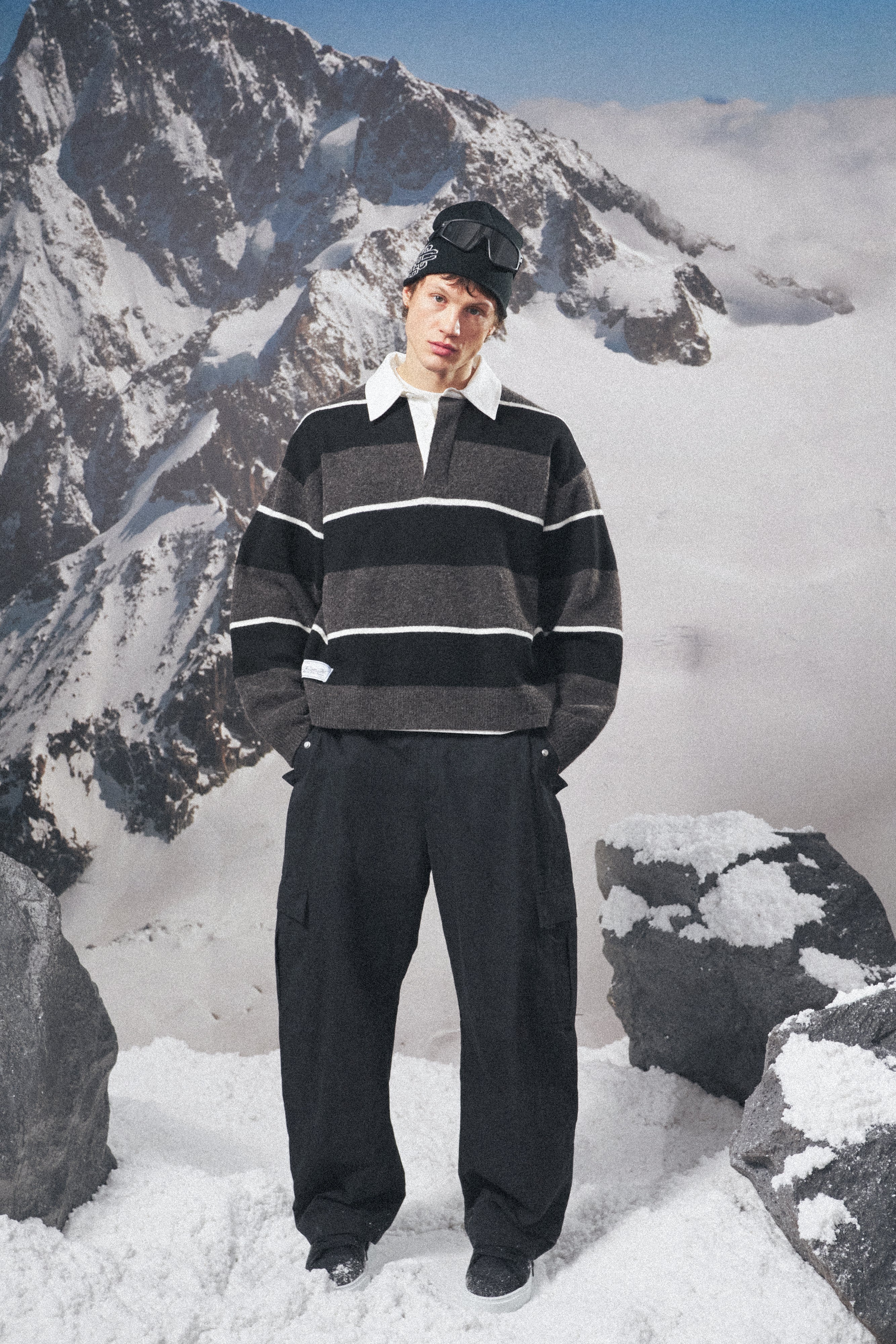STRIPE CONTRAST COLLAR KNIT CREW - CHARCOAL - Image 3