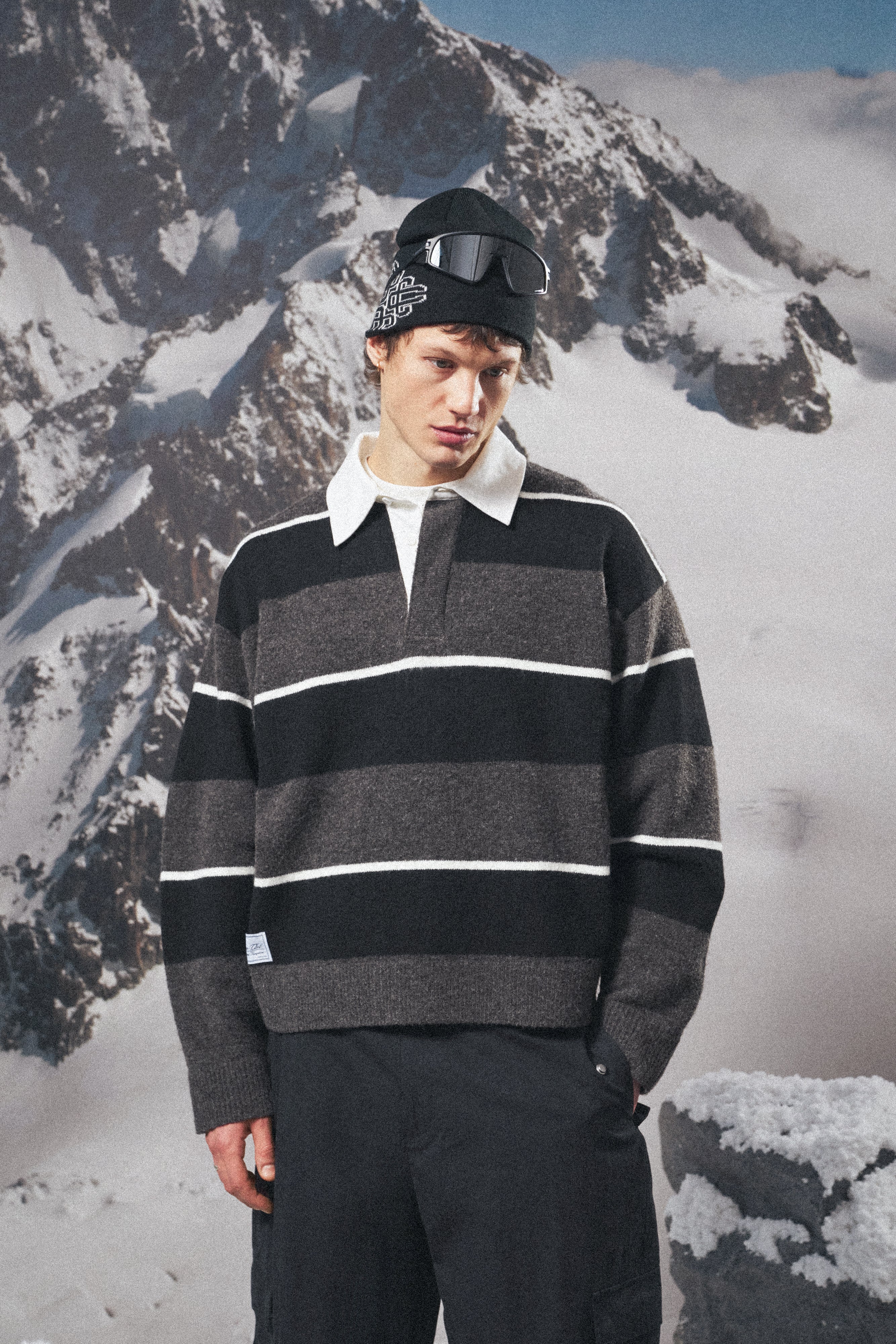 STRIPE CONTRAST COLLAR KNIT CREW - CHARCOAL - Image 4