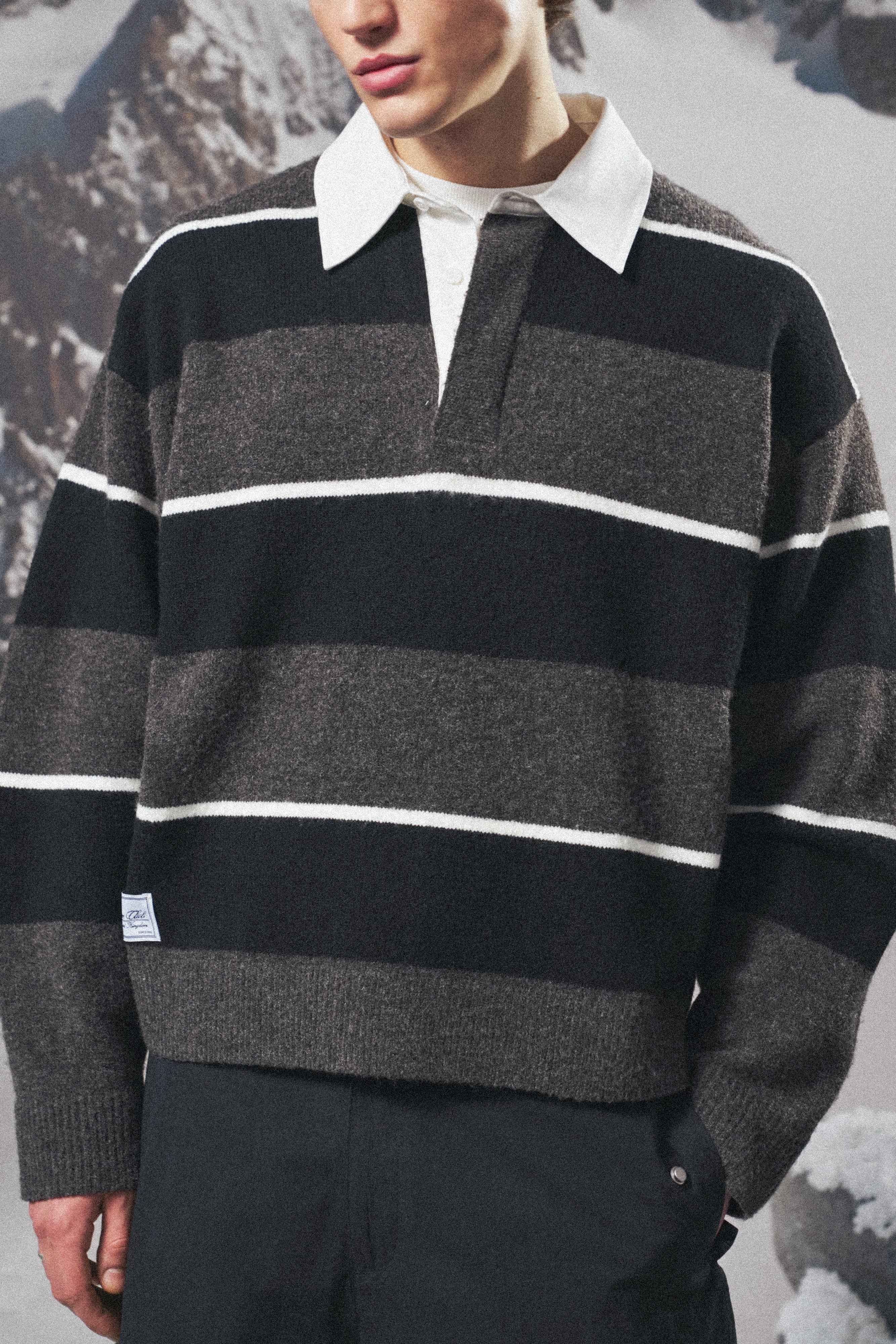 STRIPE CONTRAST COLLAR KNIT CREW - CHARCOAL - Image 5