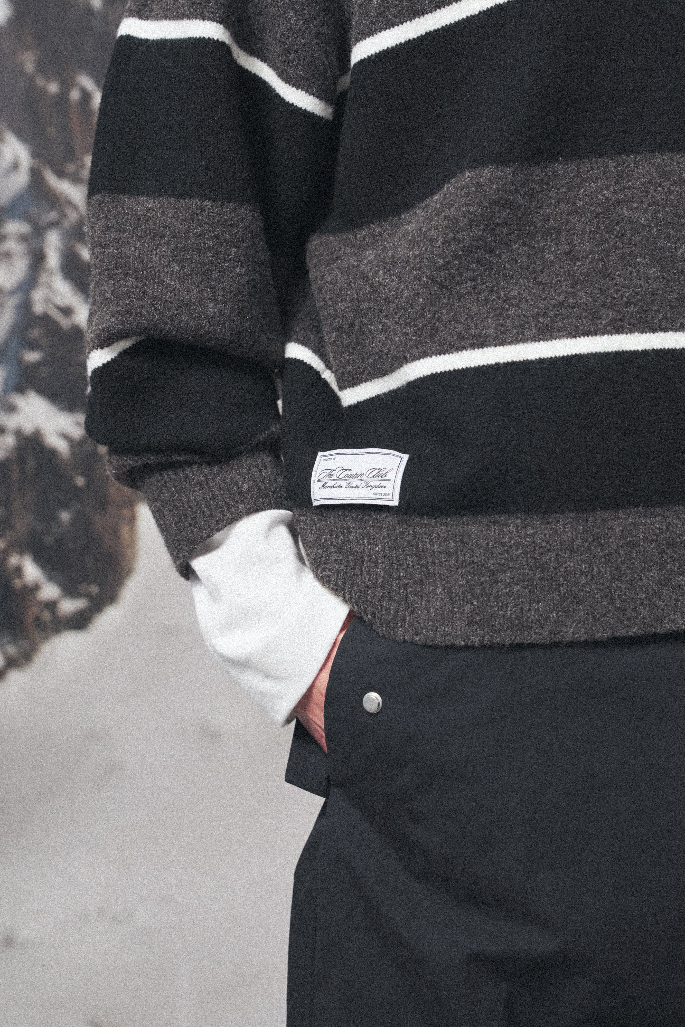 STRIPE CONTRAST COLLAR KNIT CREW - CHARCOAL - Image 6