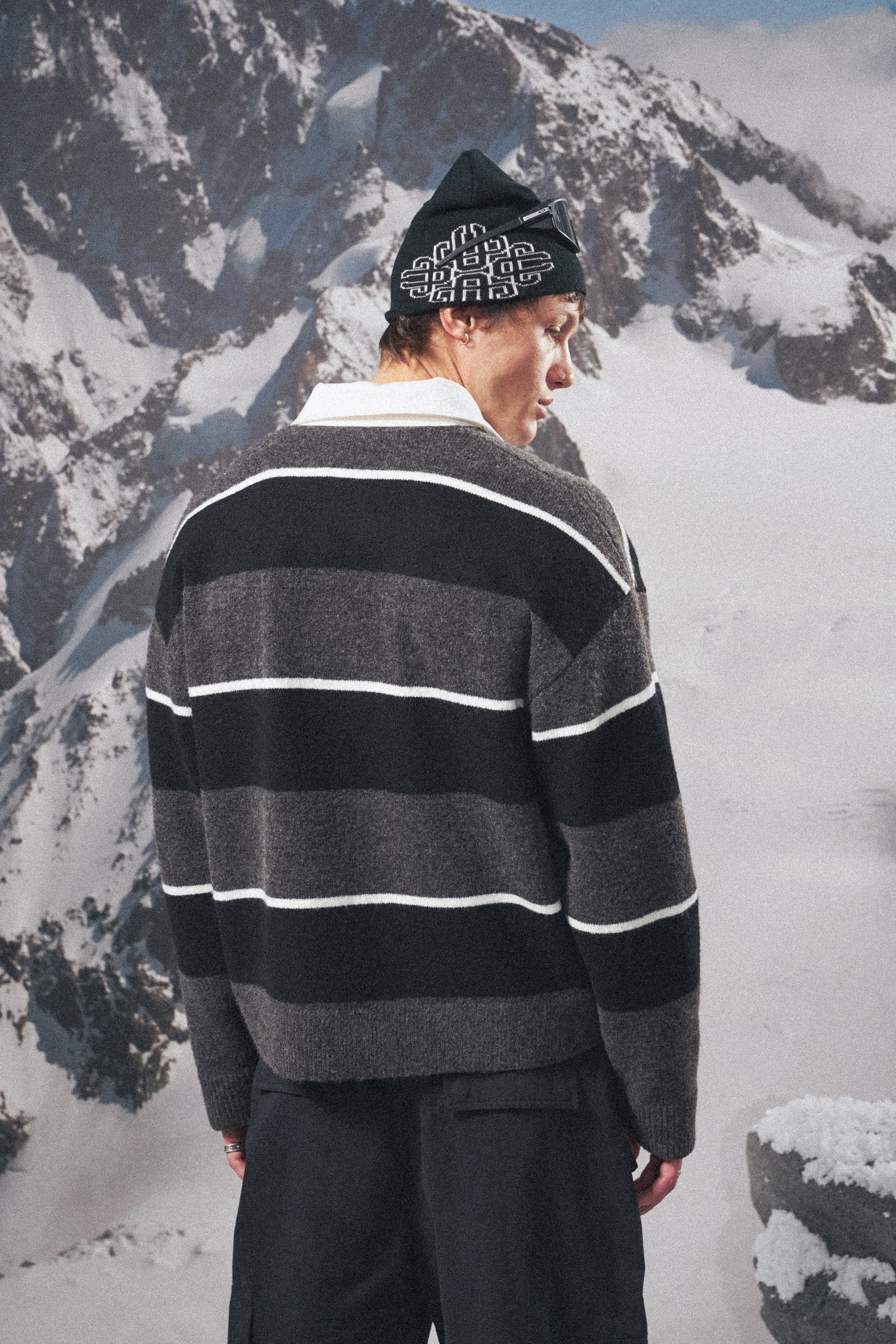 STRIPE CONTRAST COLLAR KNIT CREW - CHARCOAL - Image 7
