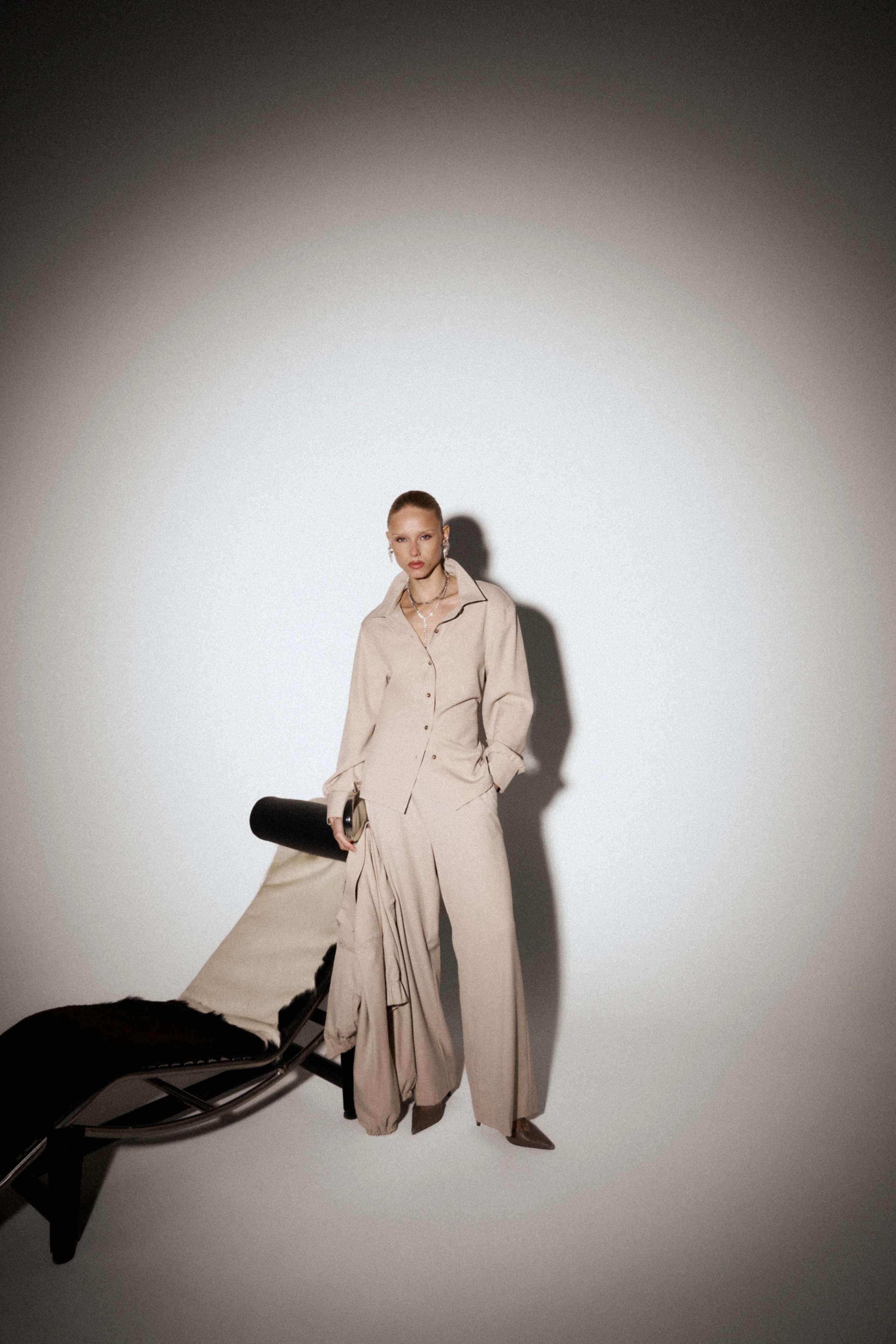 TAILORED SHOULDER PADDED SHIRT - BEIGE - Image 5