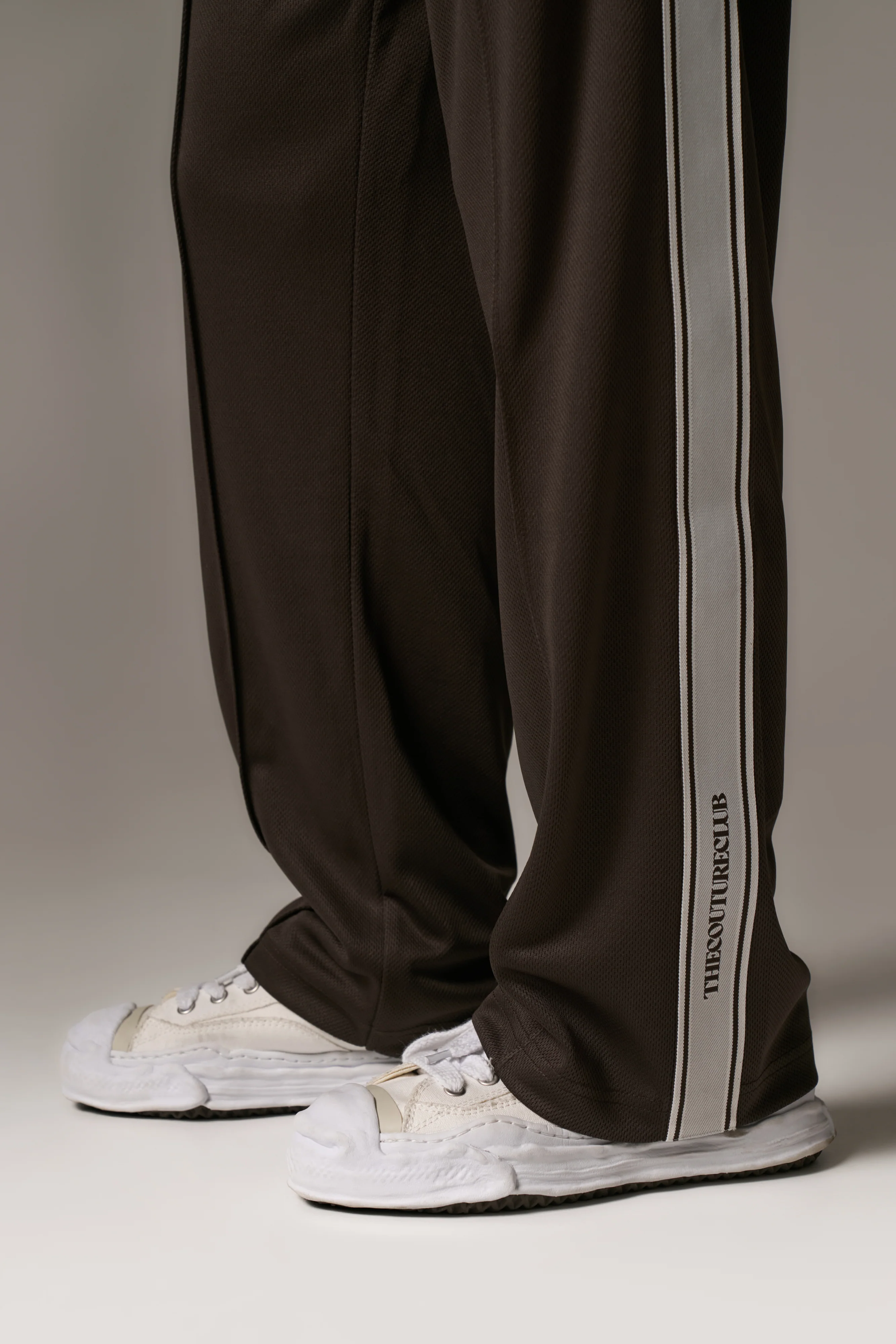 TAPE MESH JOGGER - BROWN - Image 6