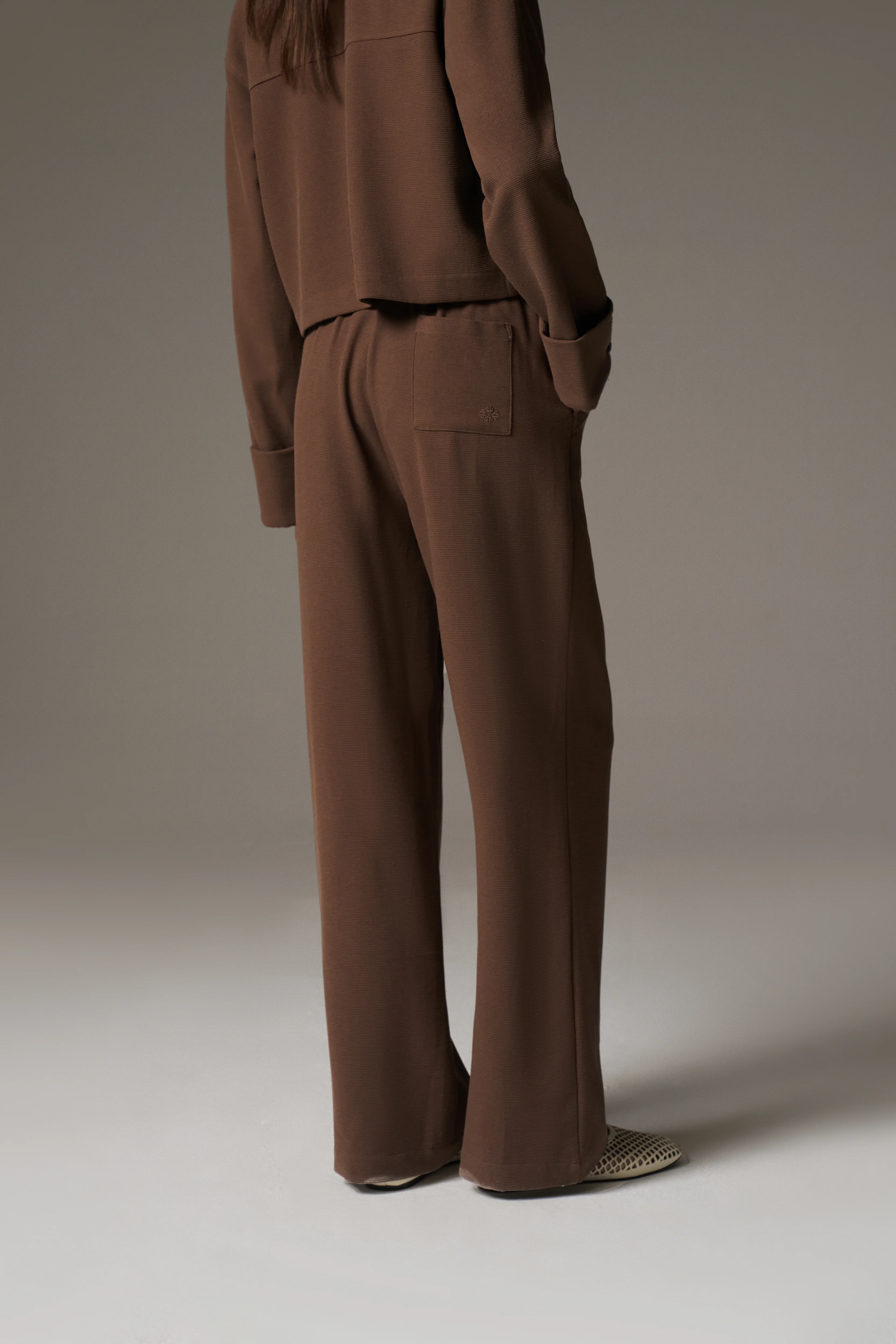 TEXTURED LINEN BUTTON DETAIL TROUSER - BROWN - Image 7