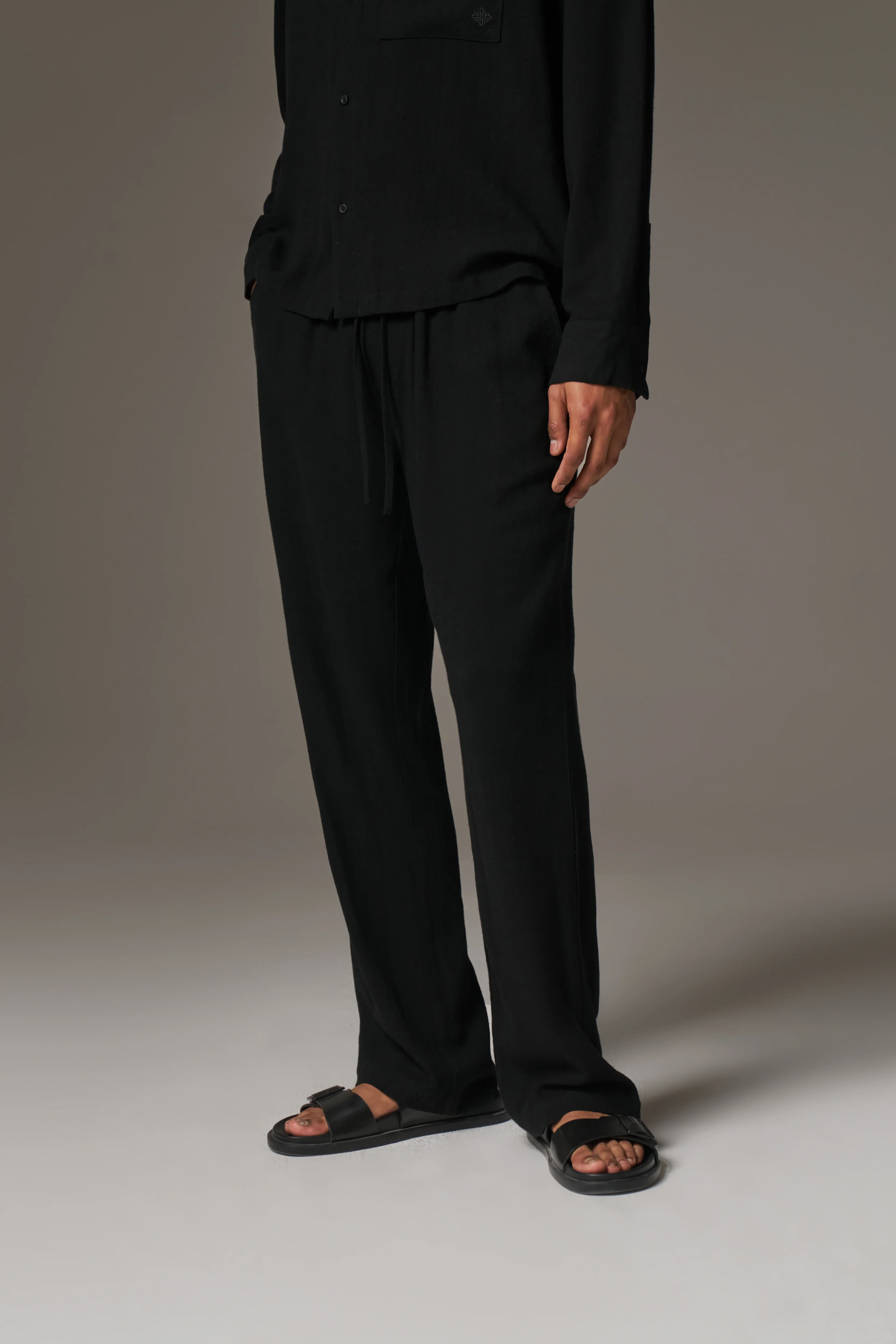 TEXTURED WOVEN TROUSERS - BLACK - Image 2