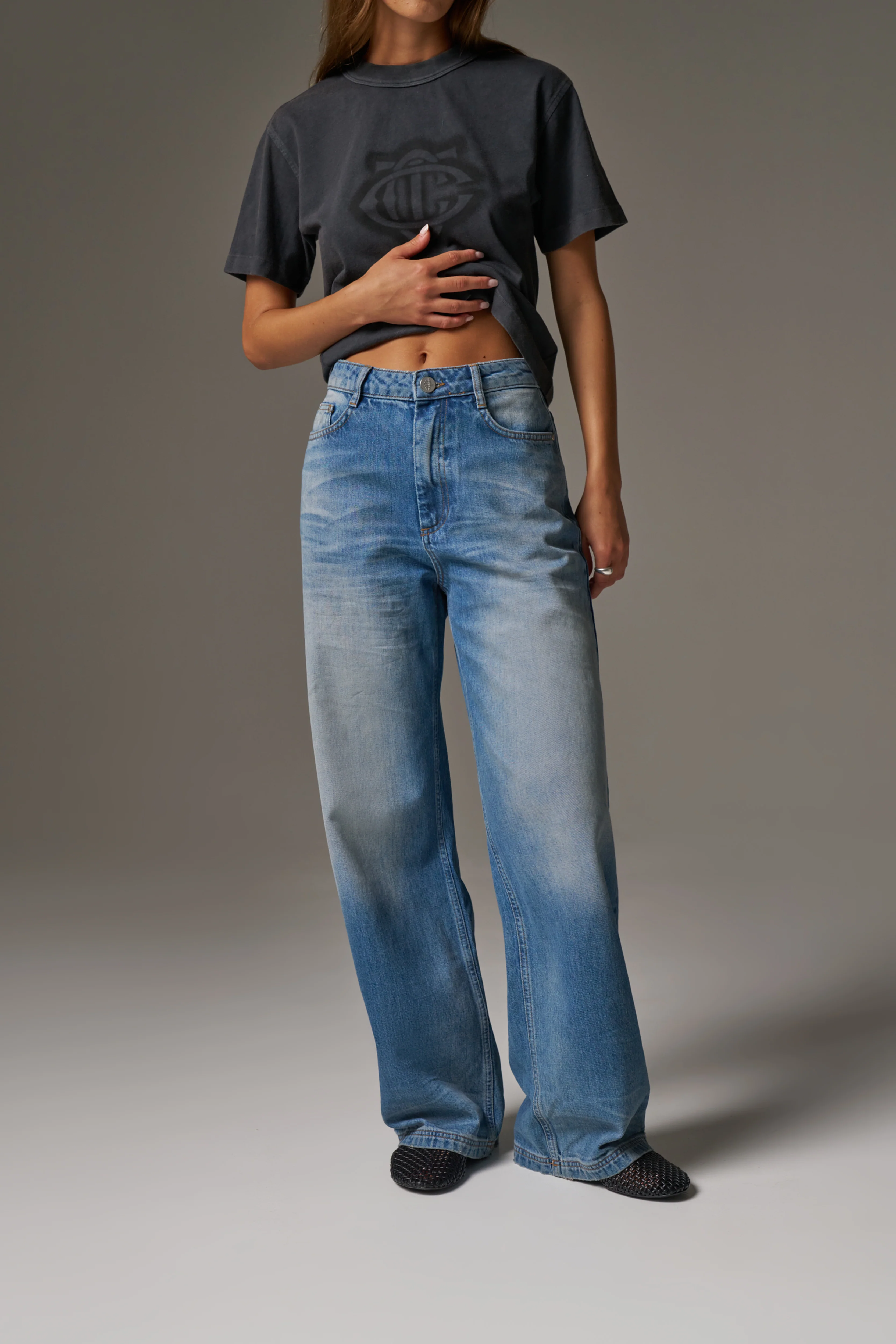 VINTAGE WASH MID RISE EMBLEM STRAIGHT LEG JEANS - BLUE WASH - Image 6