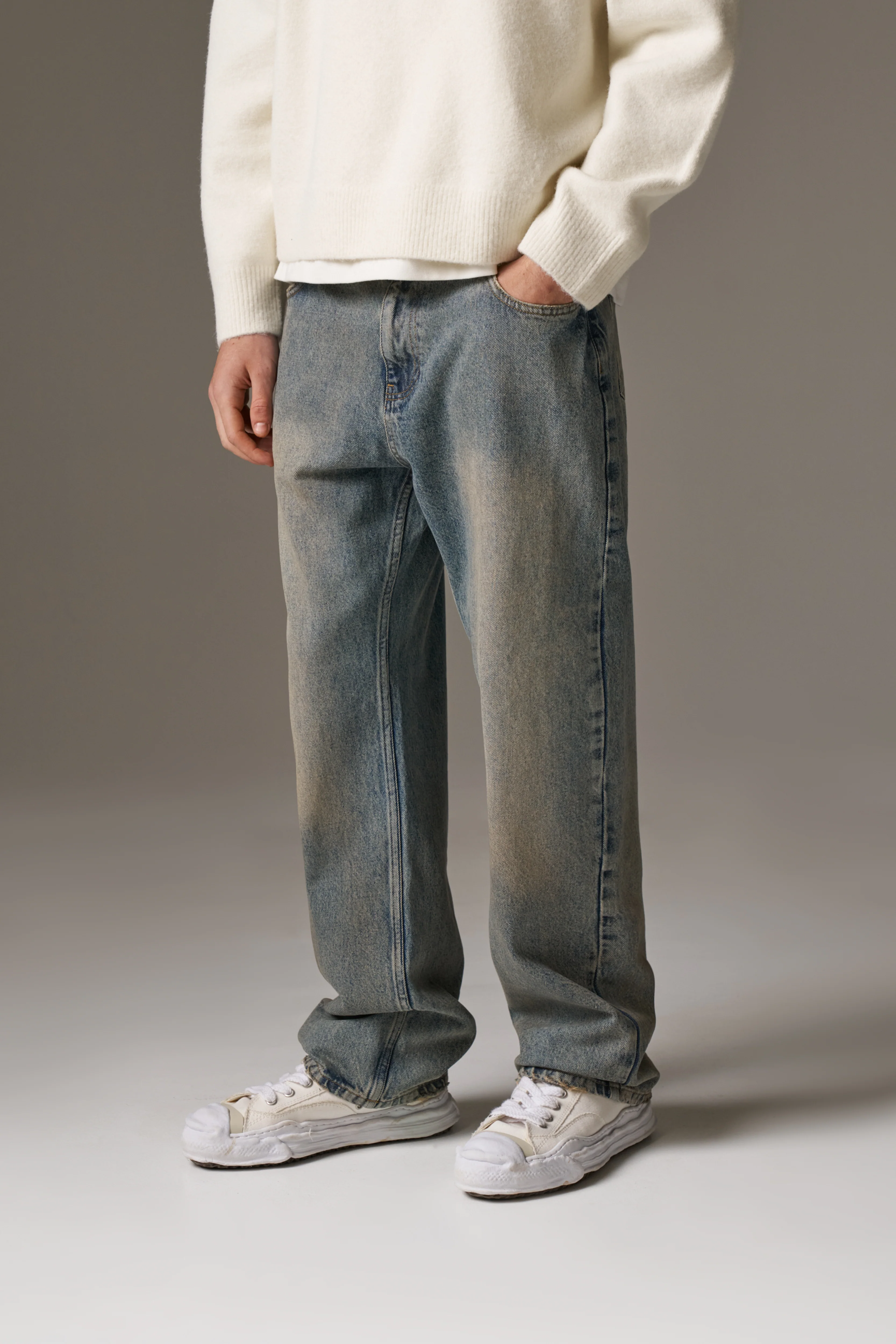 VINTAGE WASHED EMBLEM STRAIGHT LEG JEANS - BLUE WASH - Image 3
