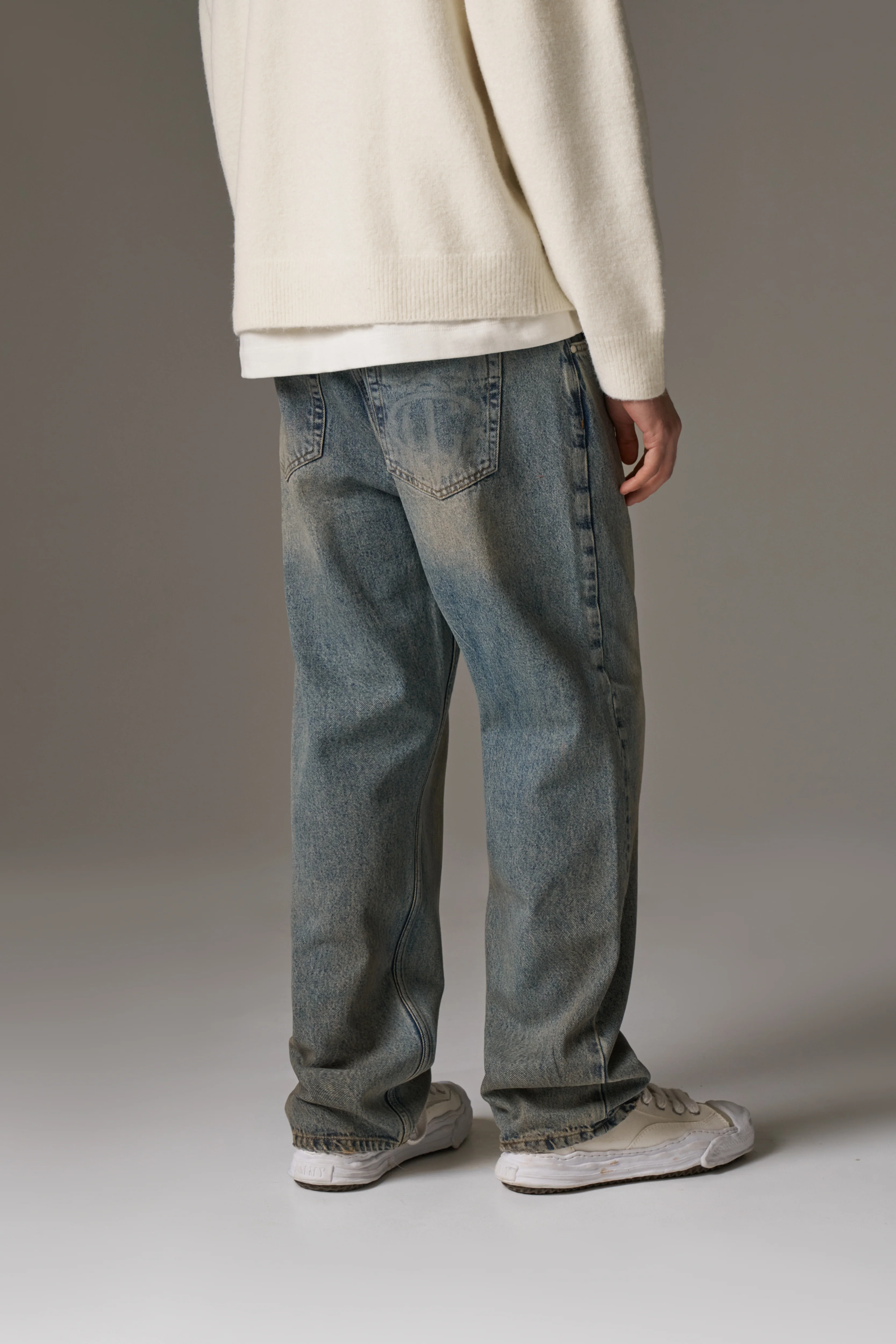 VINTAGE WASHED EMBLEM STRAIGHT LEG JEANS - BLUE WASH - Image 5