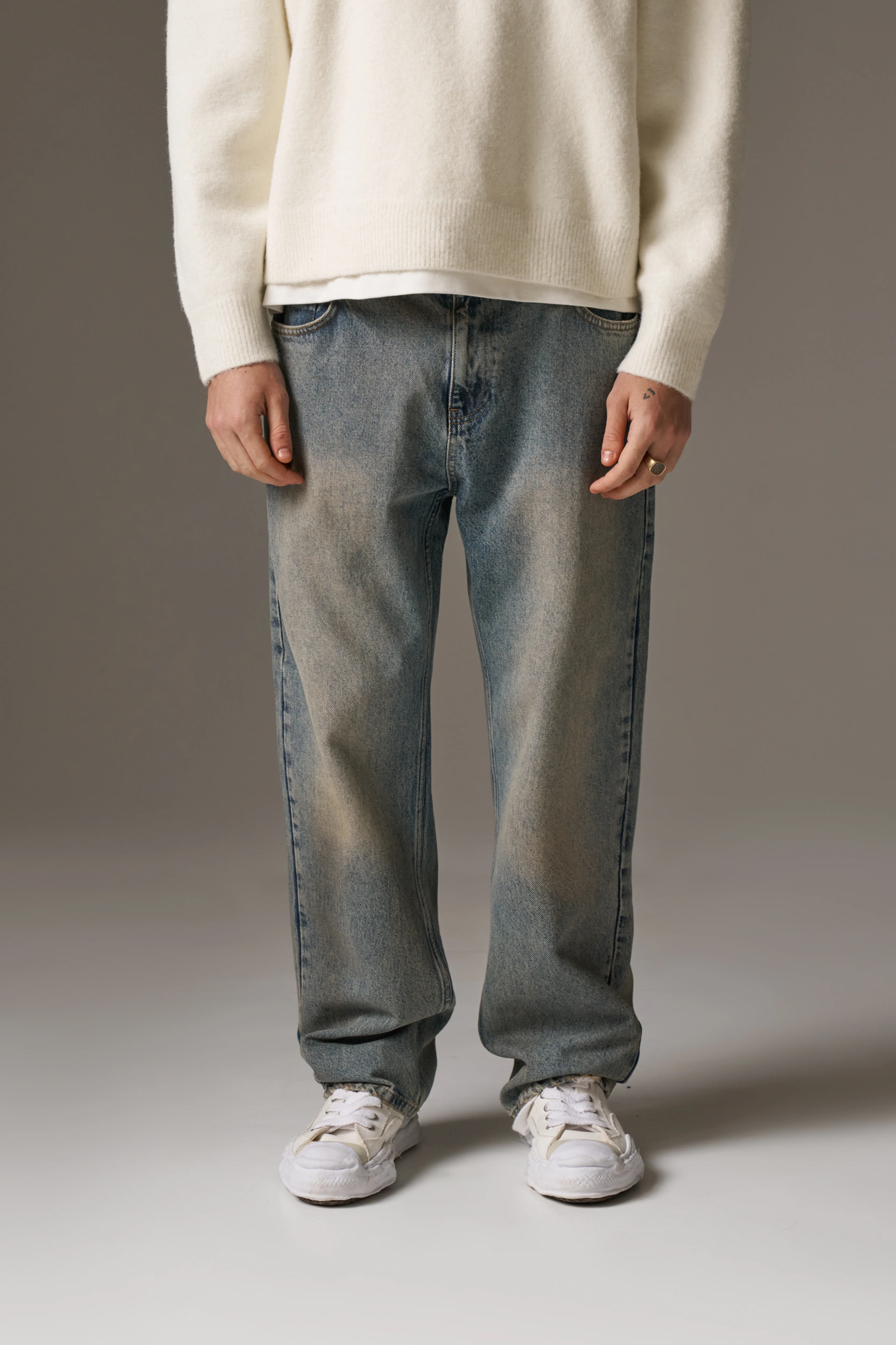 VINTAGE WASHED EMBLEM STRAIGHT LEG JEANS - BLUE WASH - Image 7