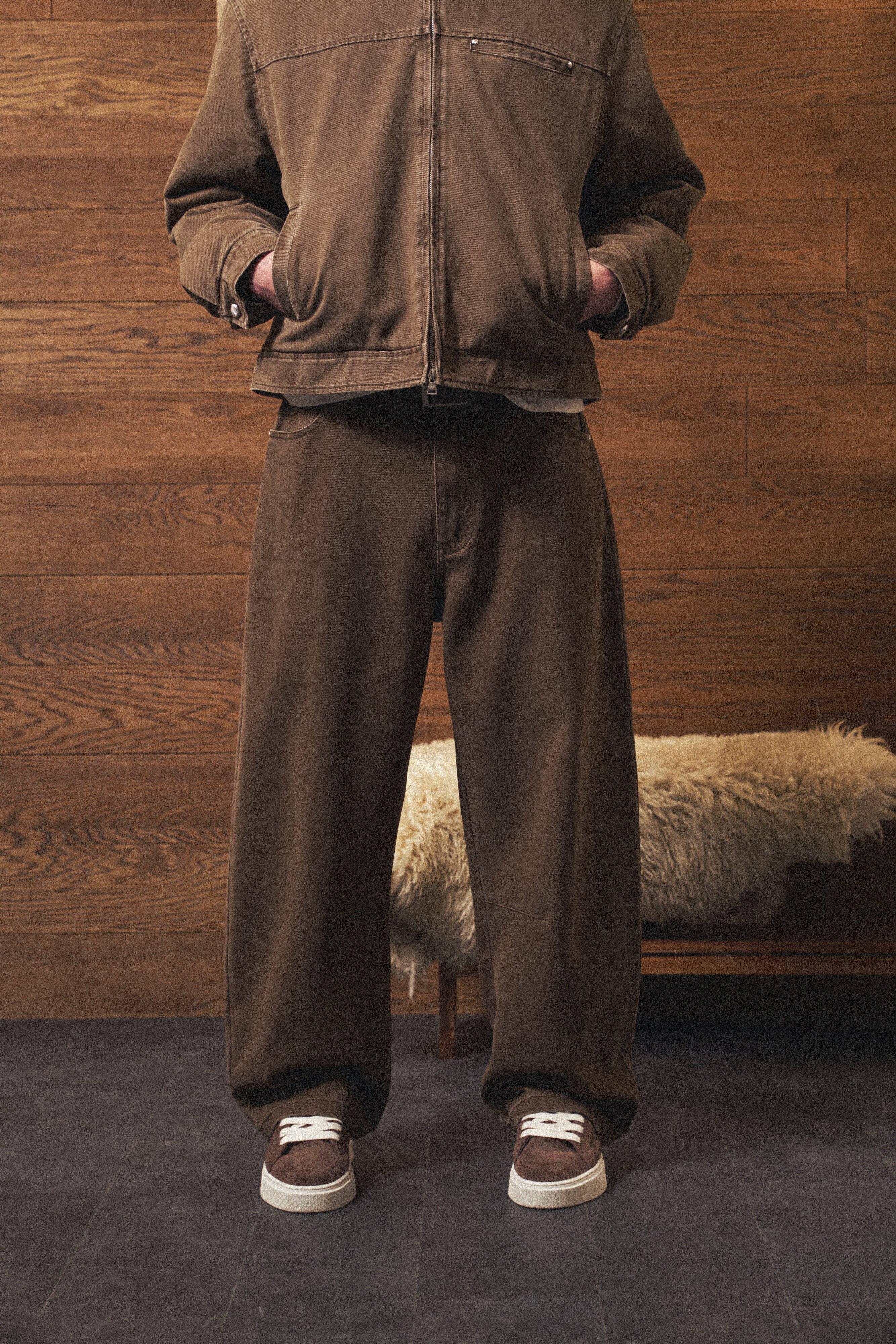 WASHED TWILL BARREL LEG PANTS - BROWN - Image 4