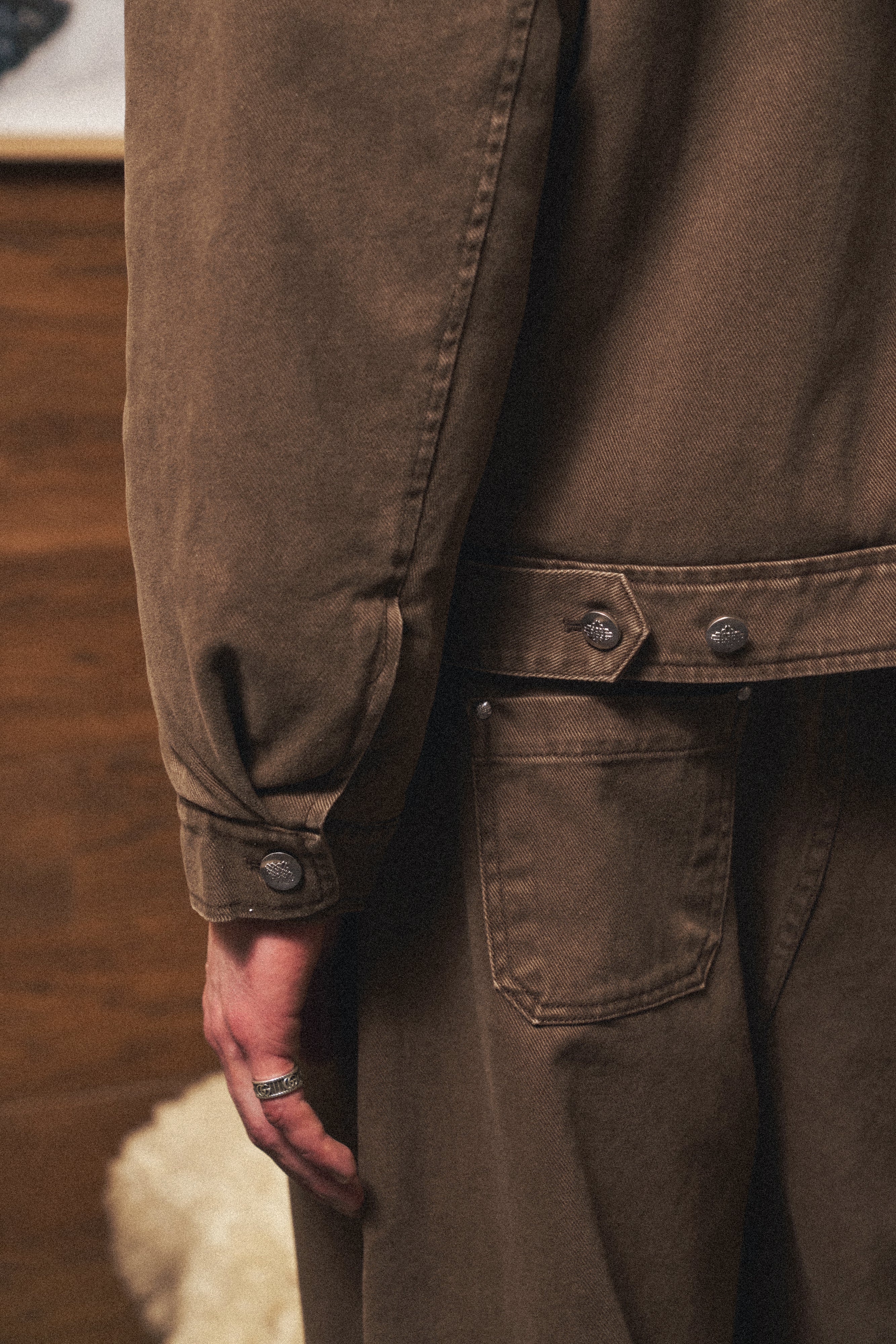 WASHED TWILL BARREL LEG PANTS - BROWN - Image 6