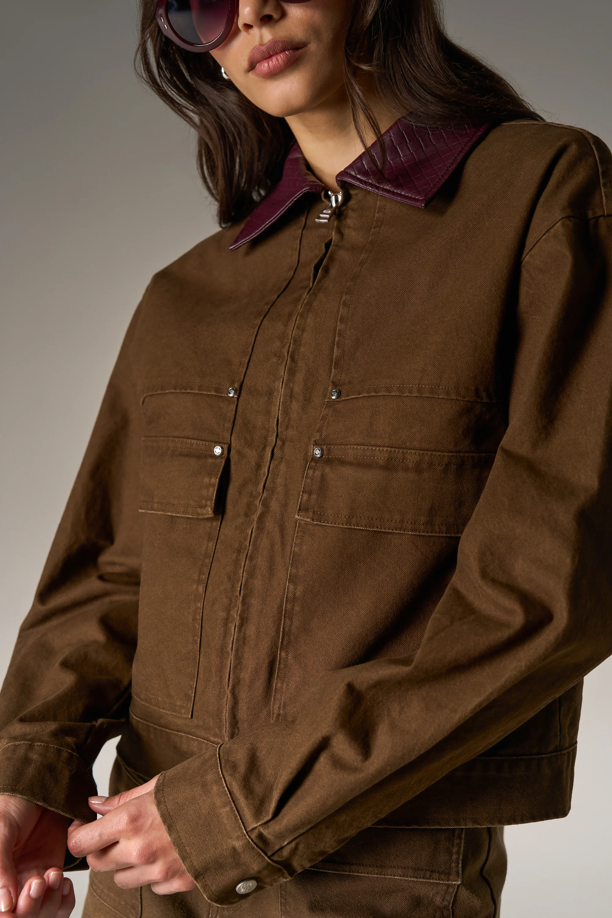 WASHED CONTRAST COLLAR TRUCKER JACKET - CHOCOLATE - Image 4