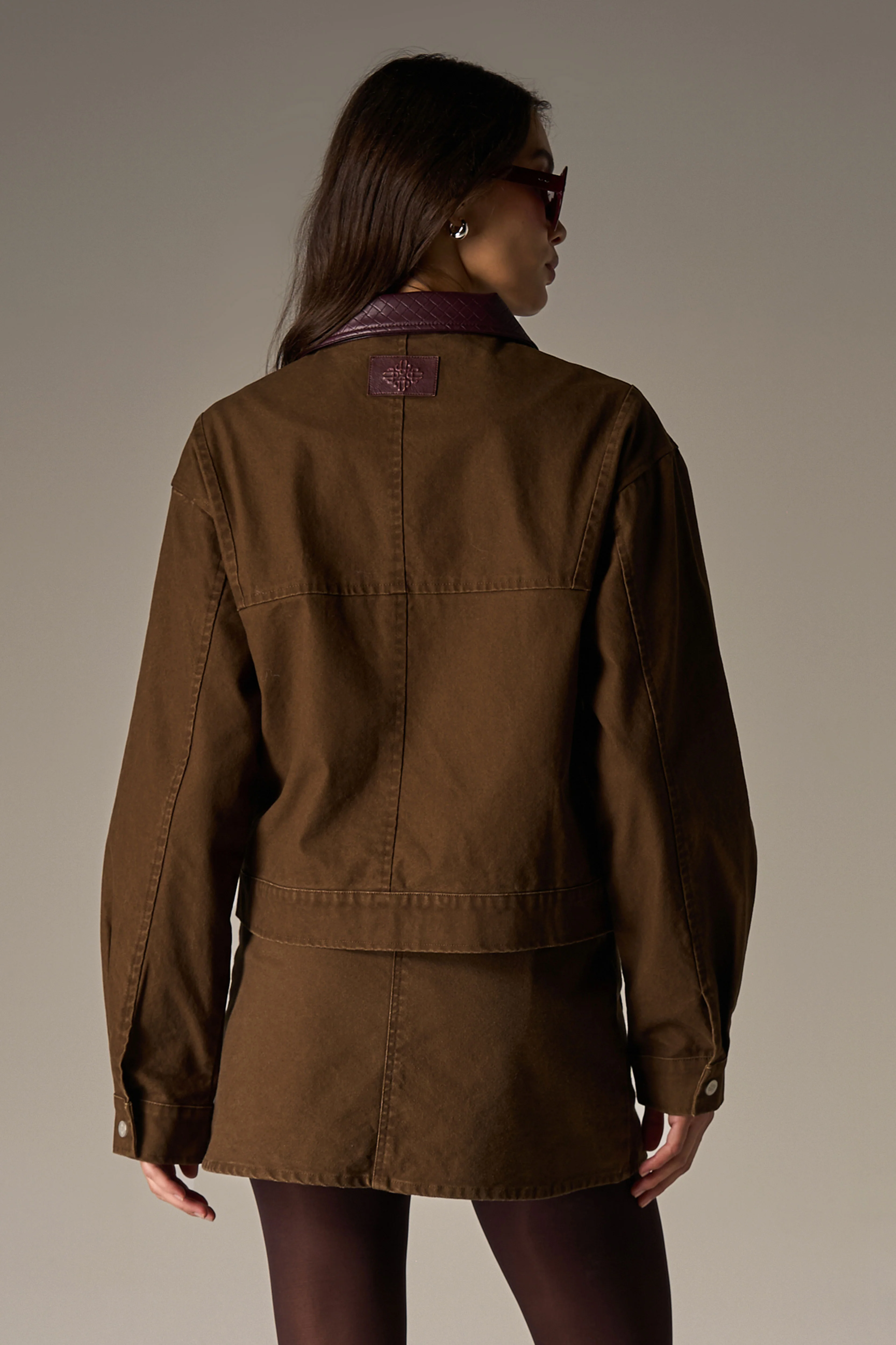 WASHED CONTRAST COLLAR TRUCKER JACKET - CHOCOLATE - Image 6