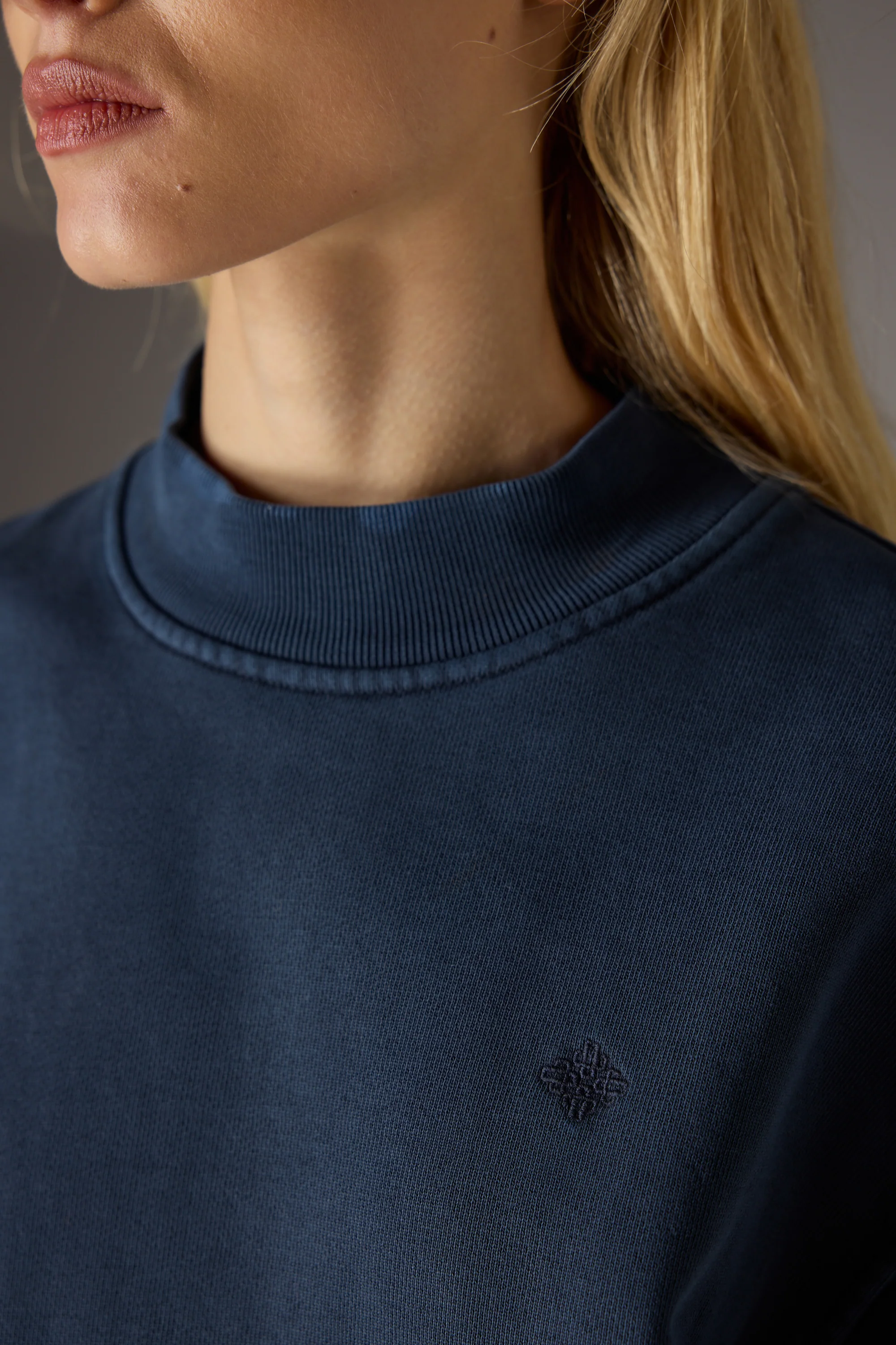 WASHED MOCK NECK SWEATSHIRT - DARK NAVY - Image 5