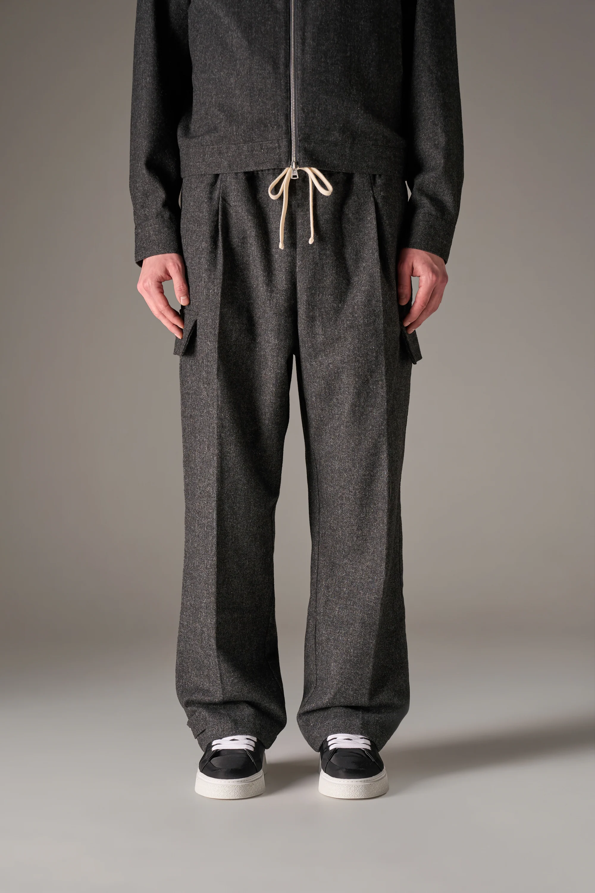 WIDE LEG HERRINGBONE TROUSERS - CHARCOAL - Image 4