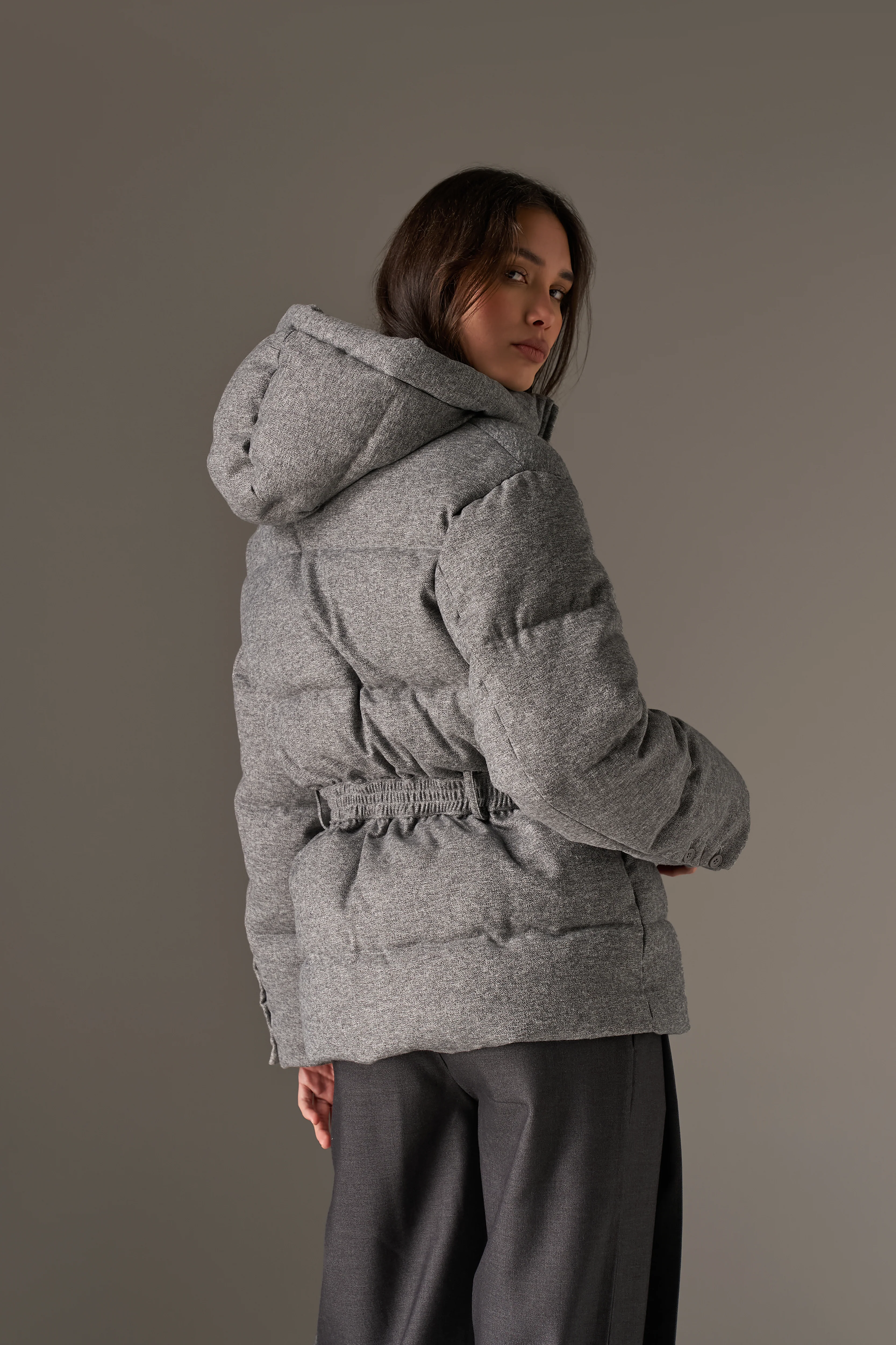 WOVEN BELTED PUFFER COAT - GREY - Image 5